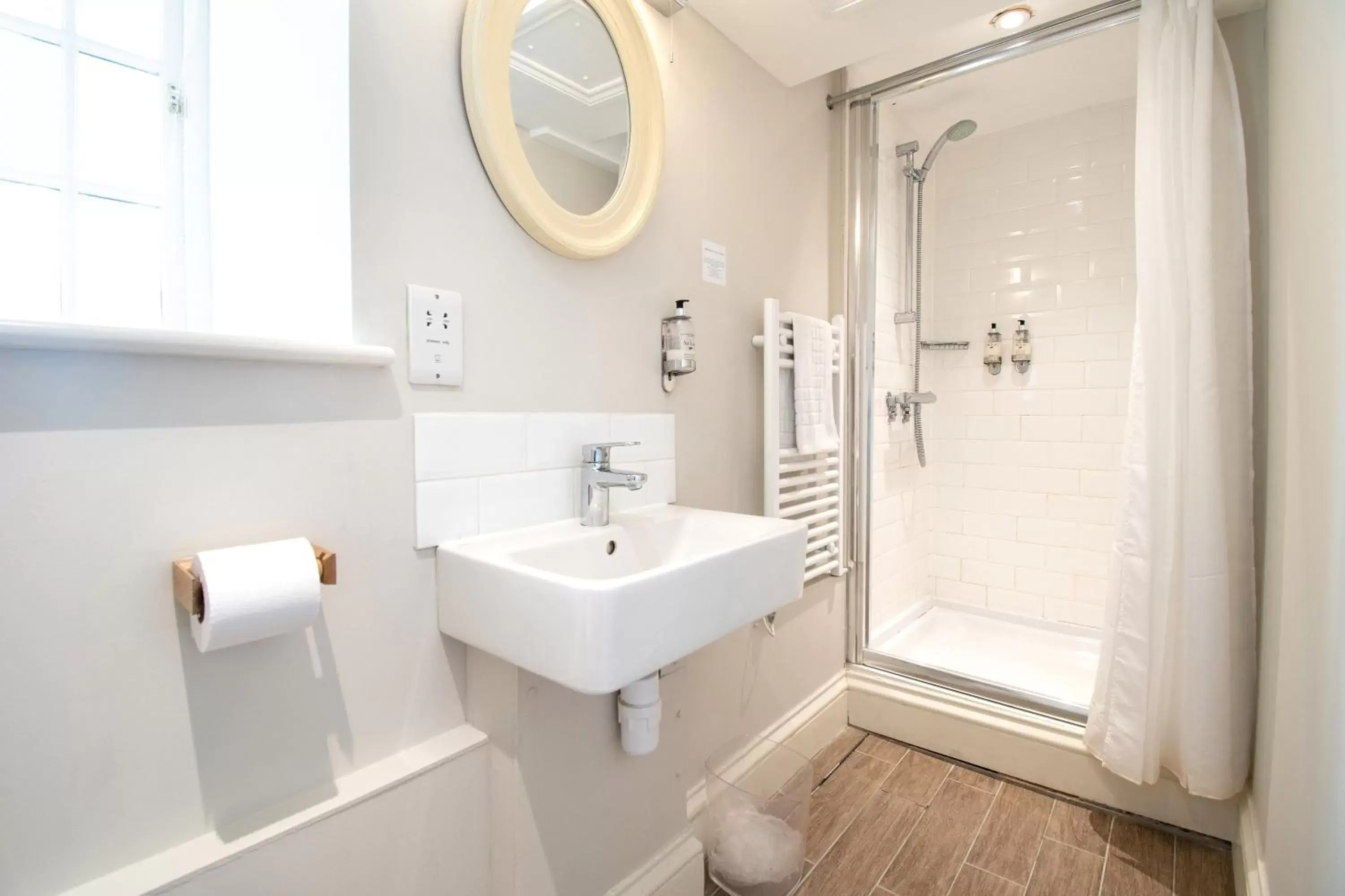 Bathroom in The Farmhouse at Bodnant Welsh Food