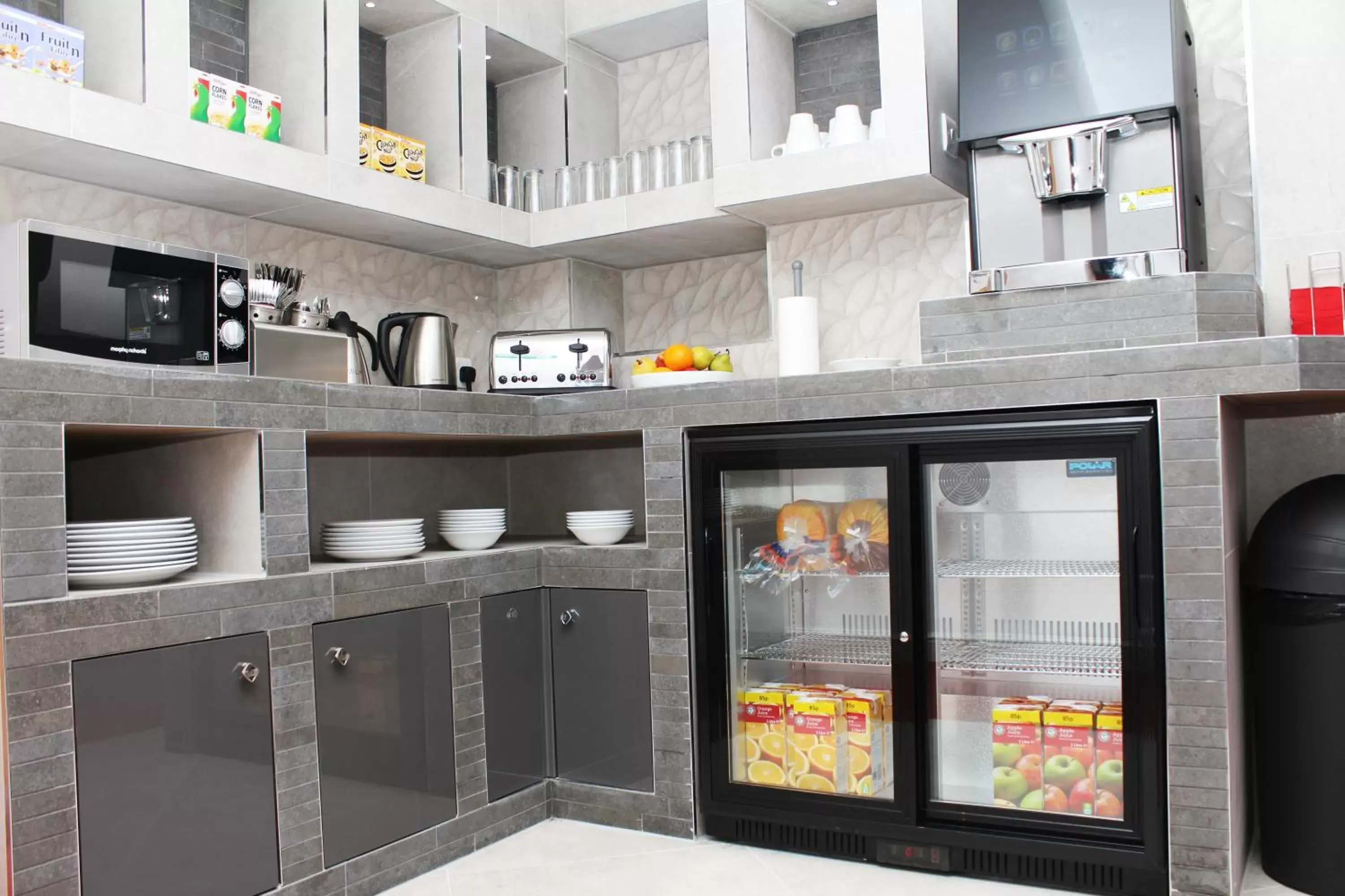 Communal kitchen in Flexistay Leicester Gable Aparthotel