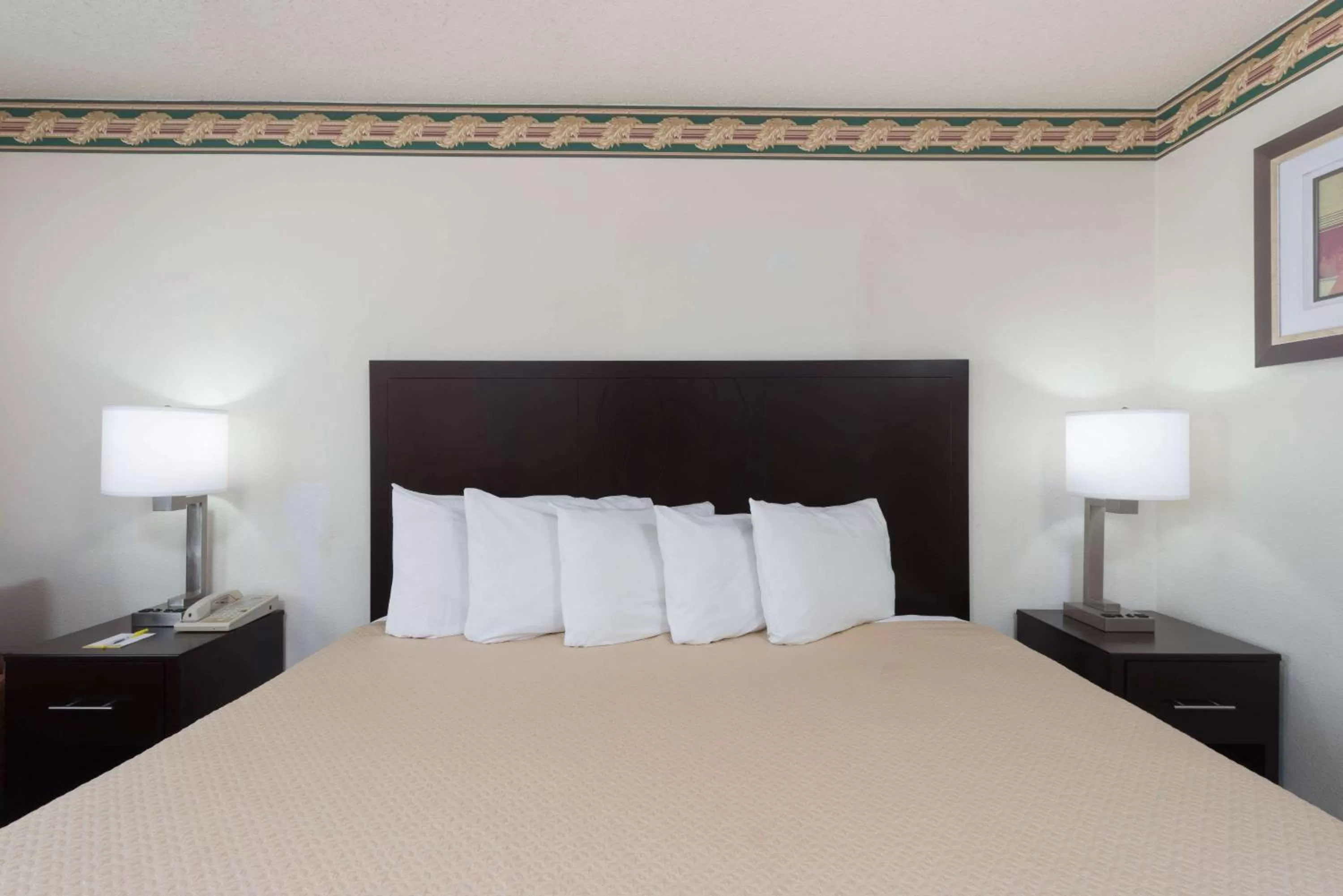 Photo of the whole room, Bed in Days Inn by Wyndham Mexico