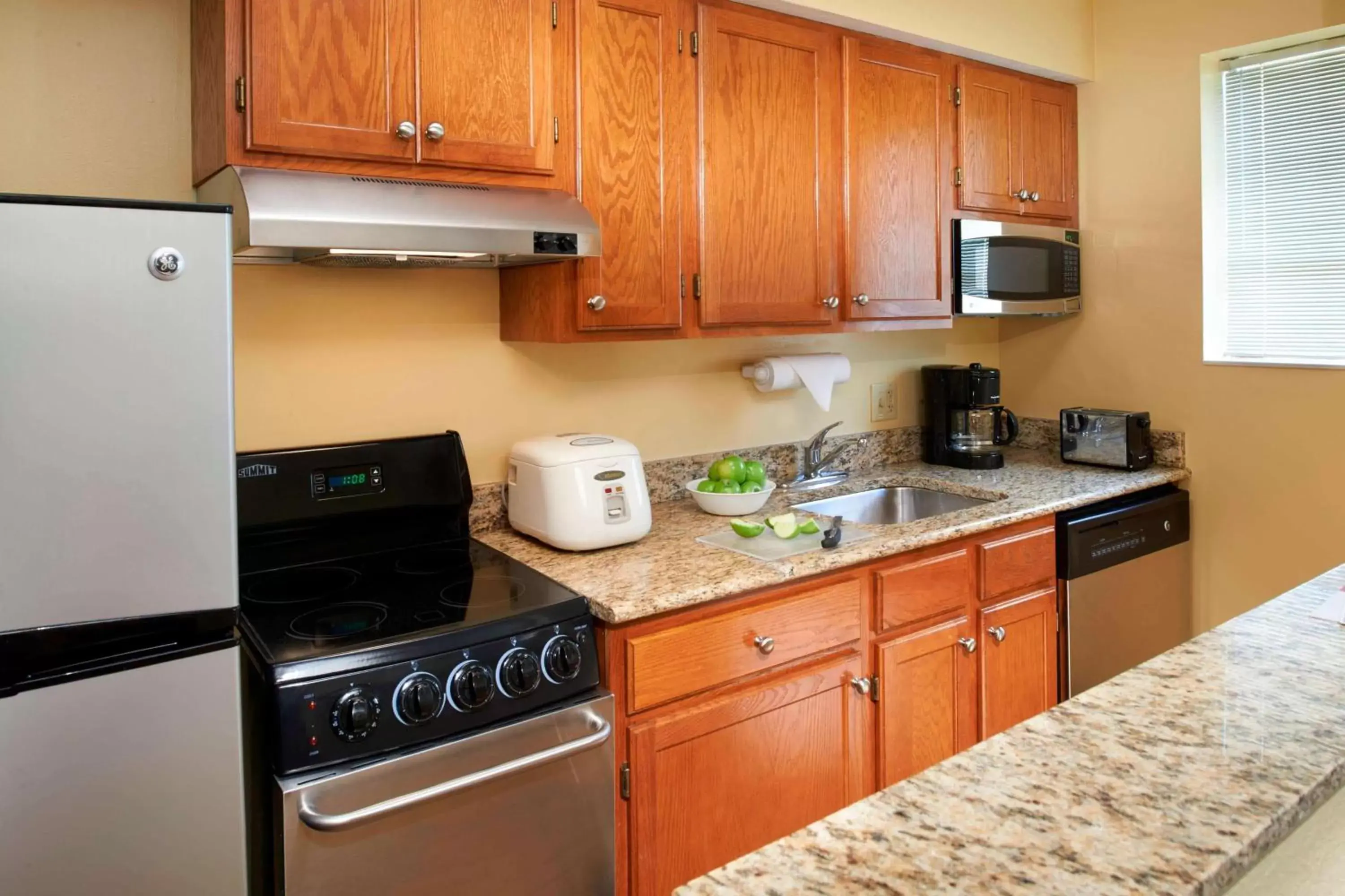 Kitchen or kitchenette, Kitchen/Kitchenette in Sonesta Simply Suites Detroit Novi