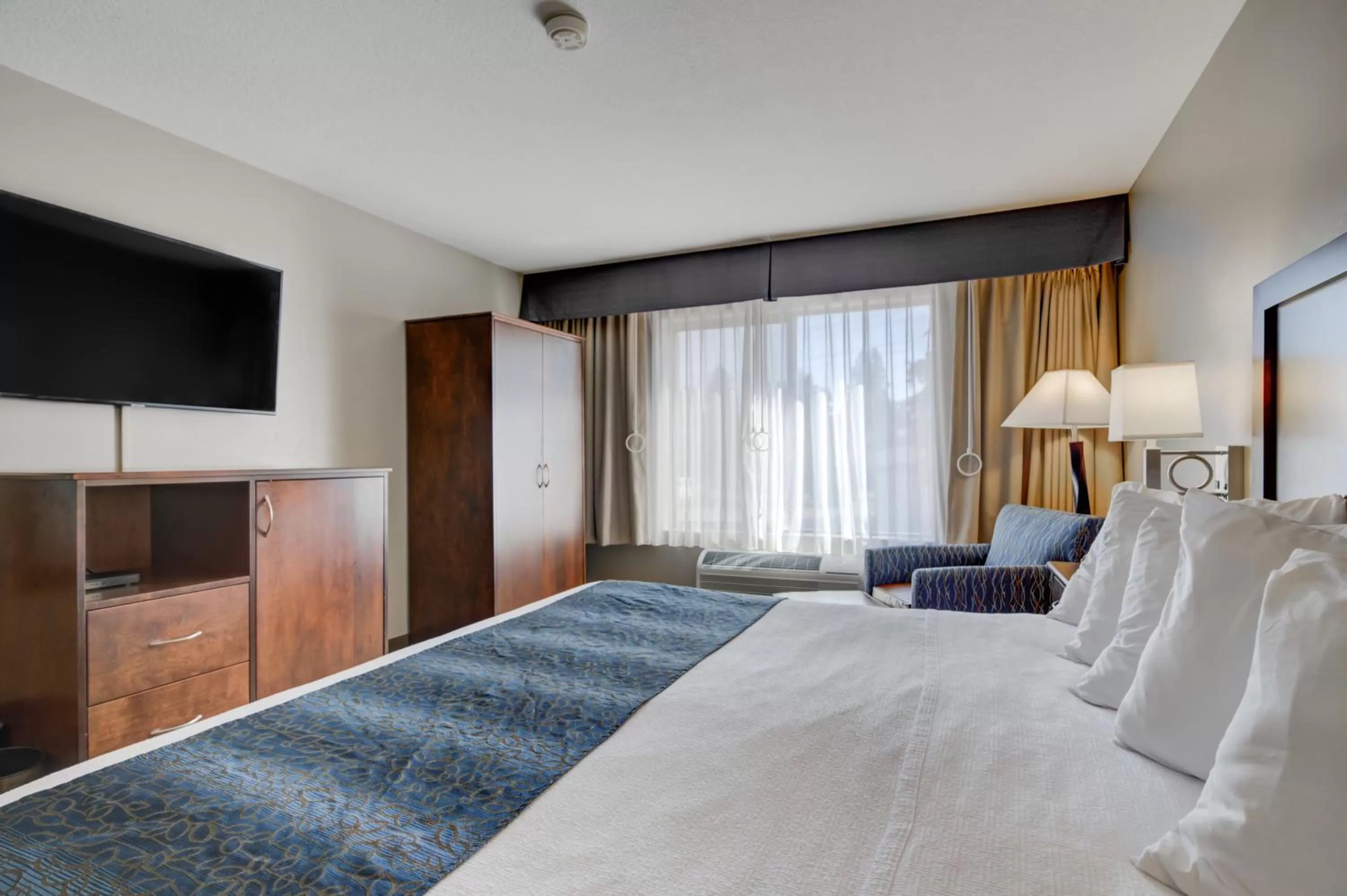 TV and multimedia, Bed in Whitefish Riverfront Hotel