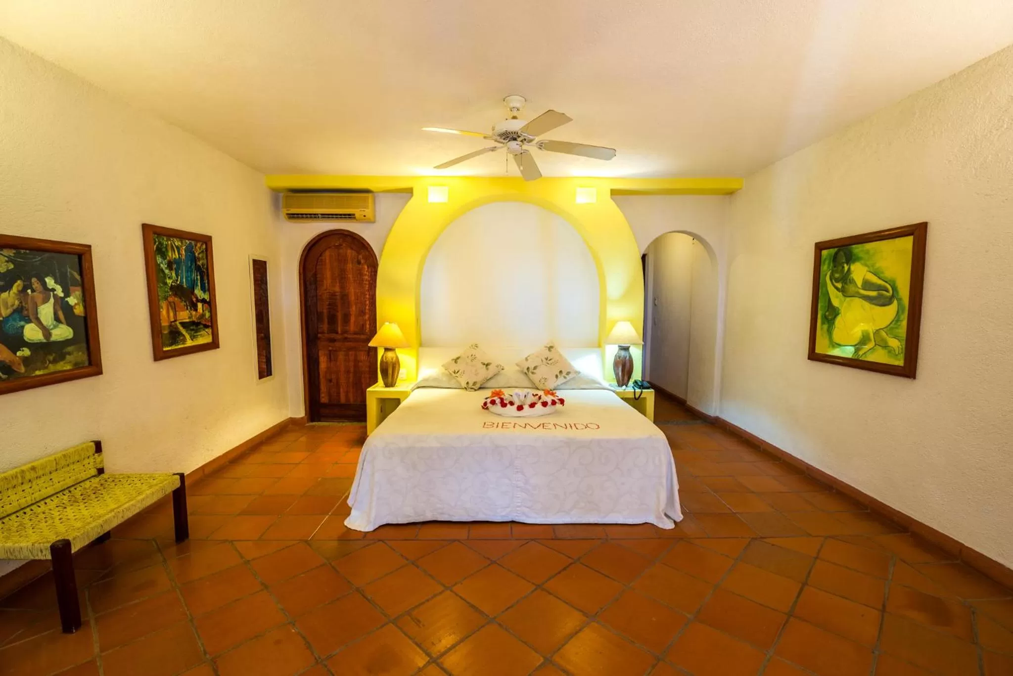 TV and multimedia in Hotel Catalina Beach Resort