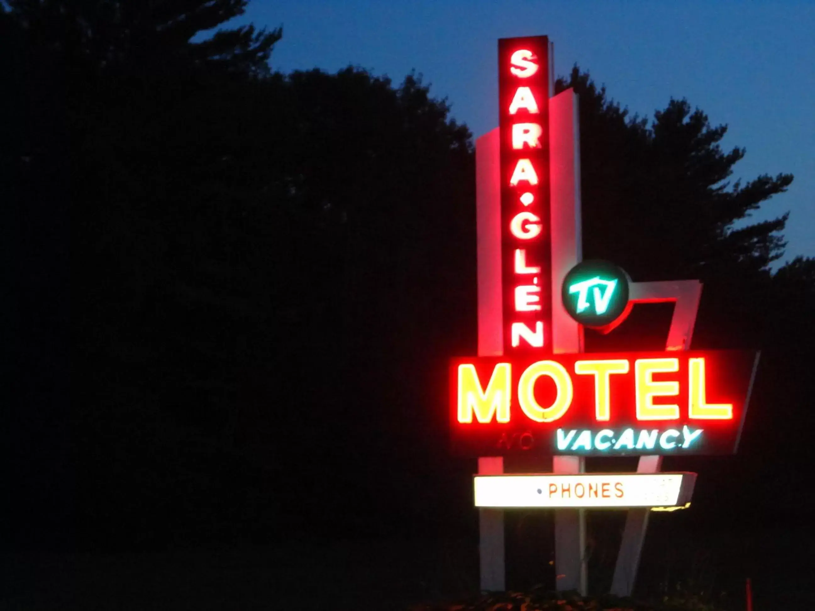 Night in Sara Glen Motel - Saratoga Springs-Glens Falls