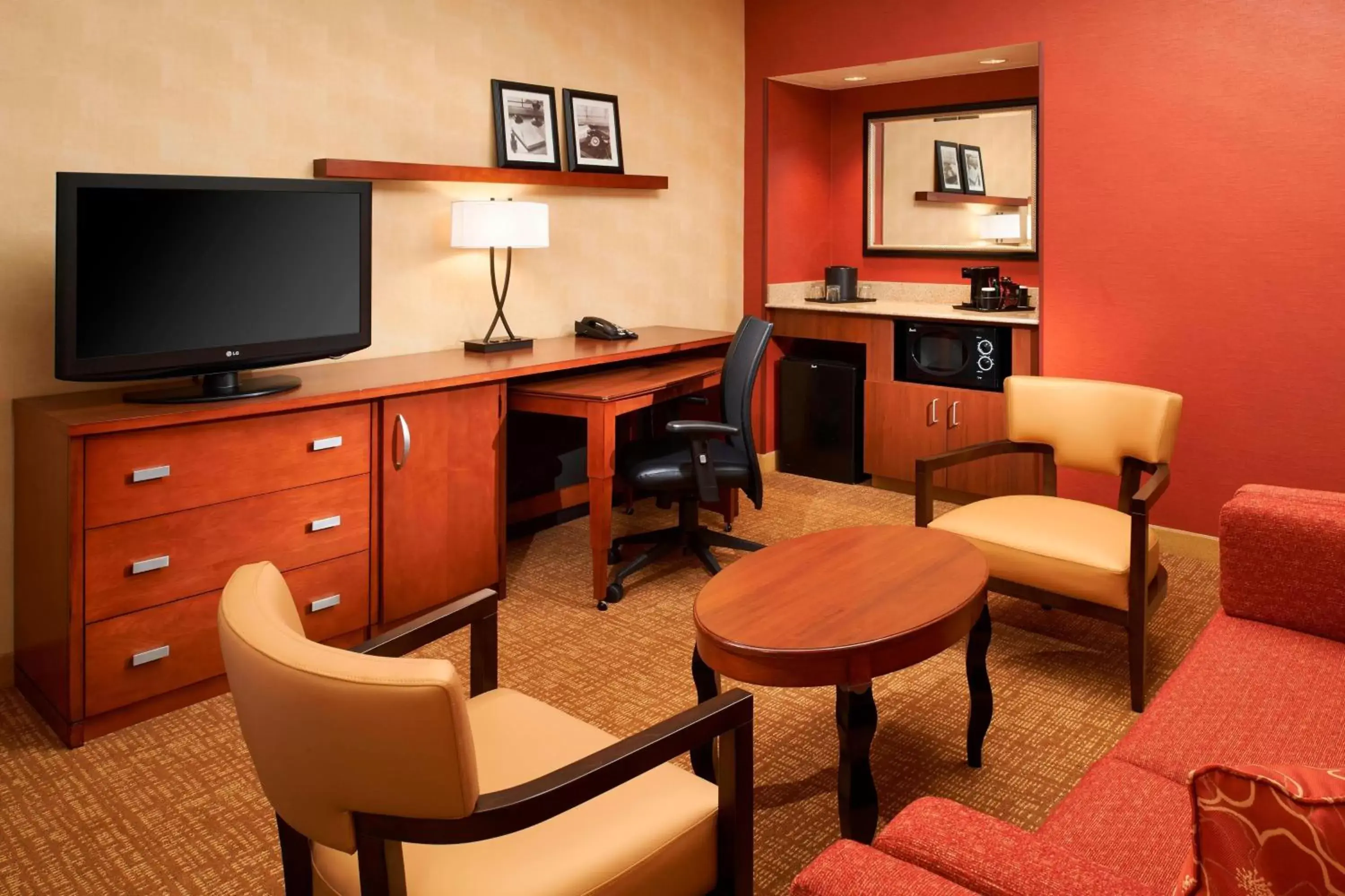 Living room, TV/Entertainment Center in Courtyard by Marriott Chicago Naperville
