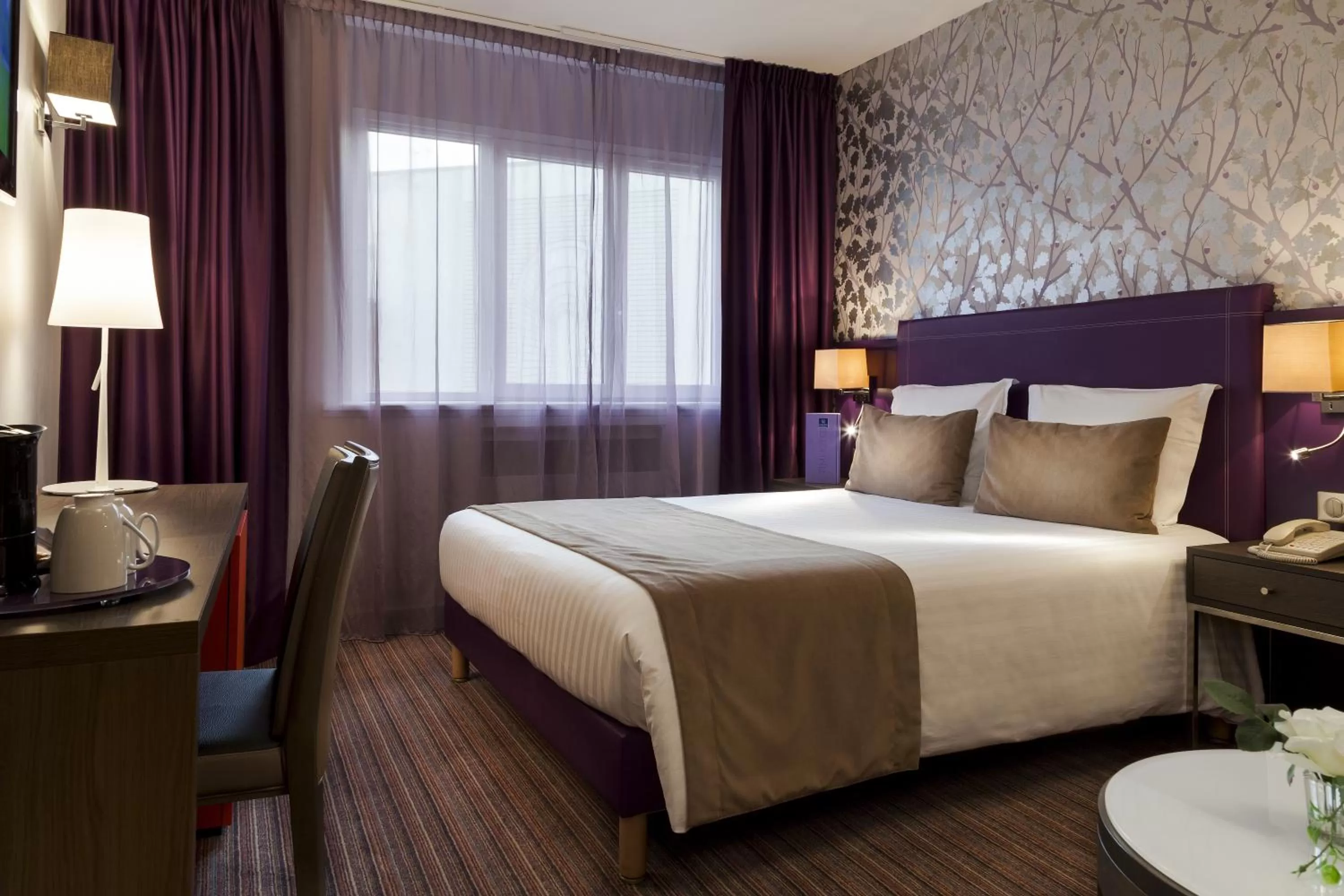 Bed in Timhotel Opéra Blanche Fontaine