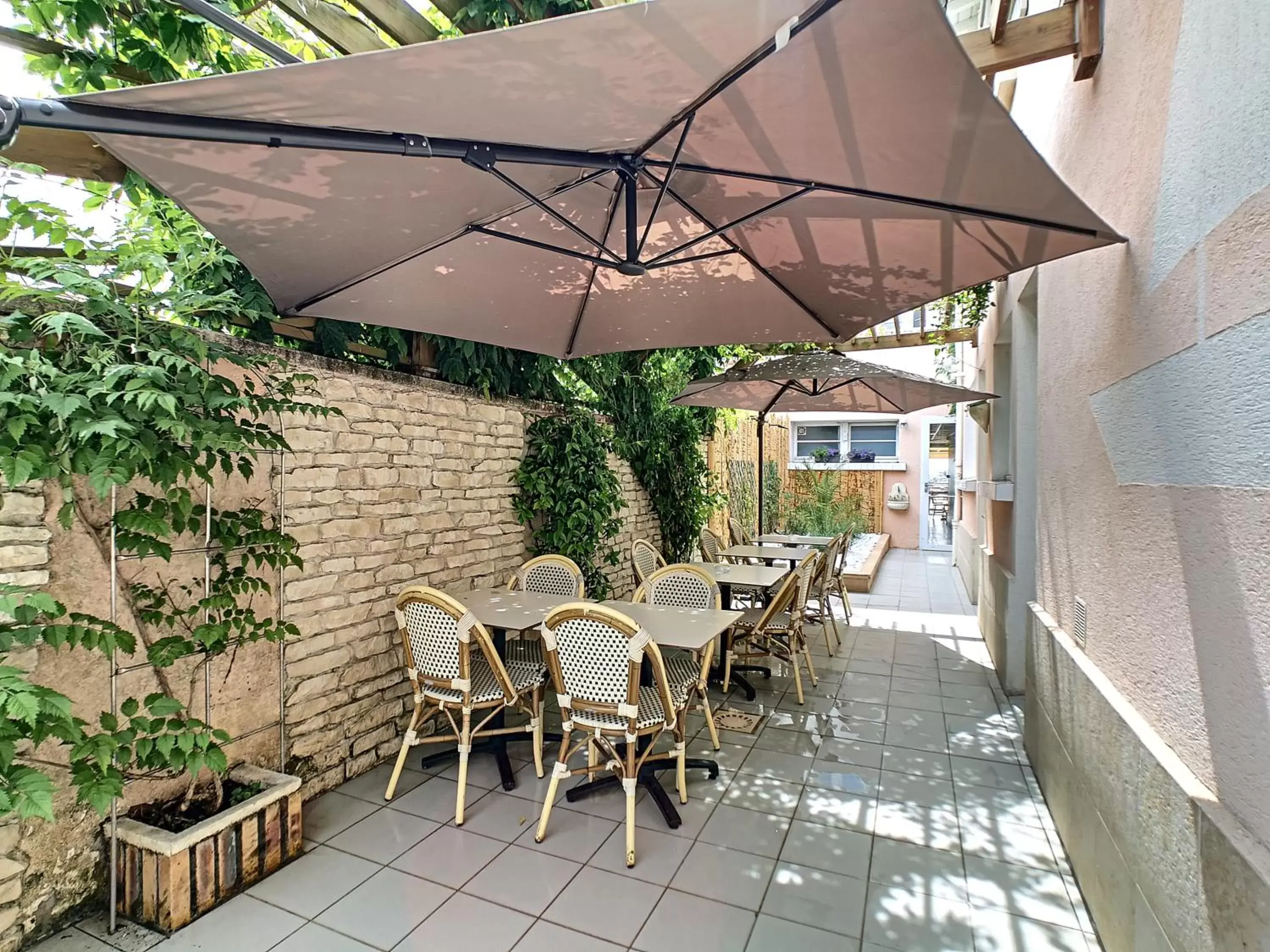 Patio in Logis Hôtel Rêve de Sable