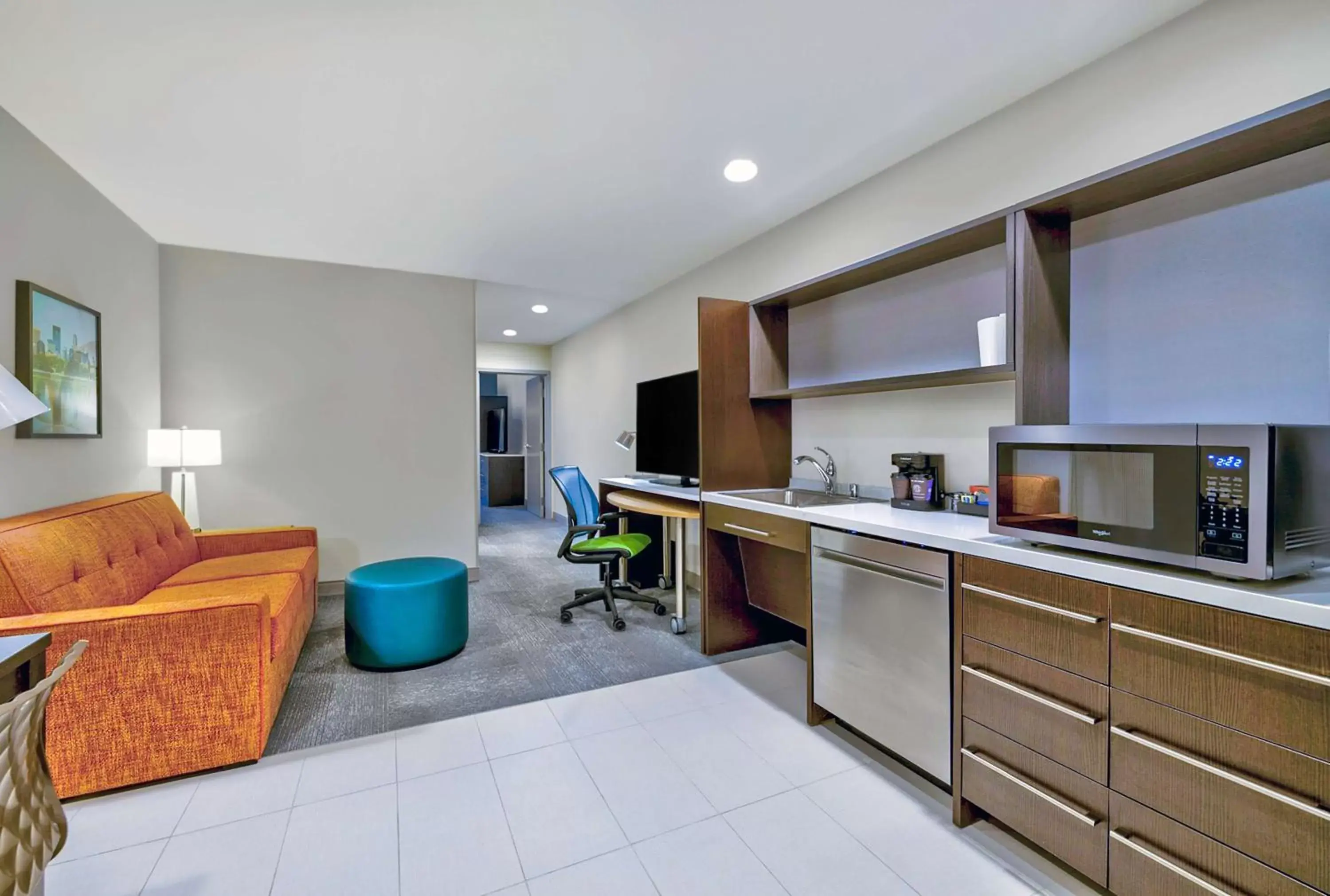 Living room, Kitchen/Kitchenette in Home2 Suites by Hilton Minneapolis Downtown