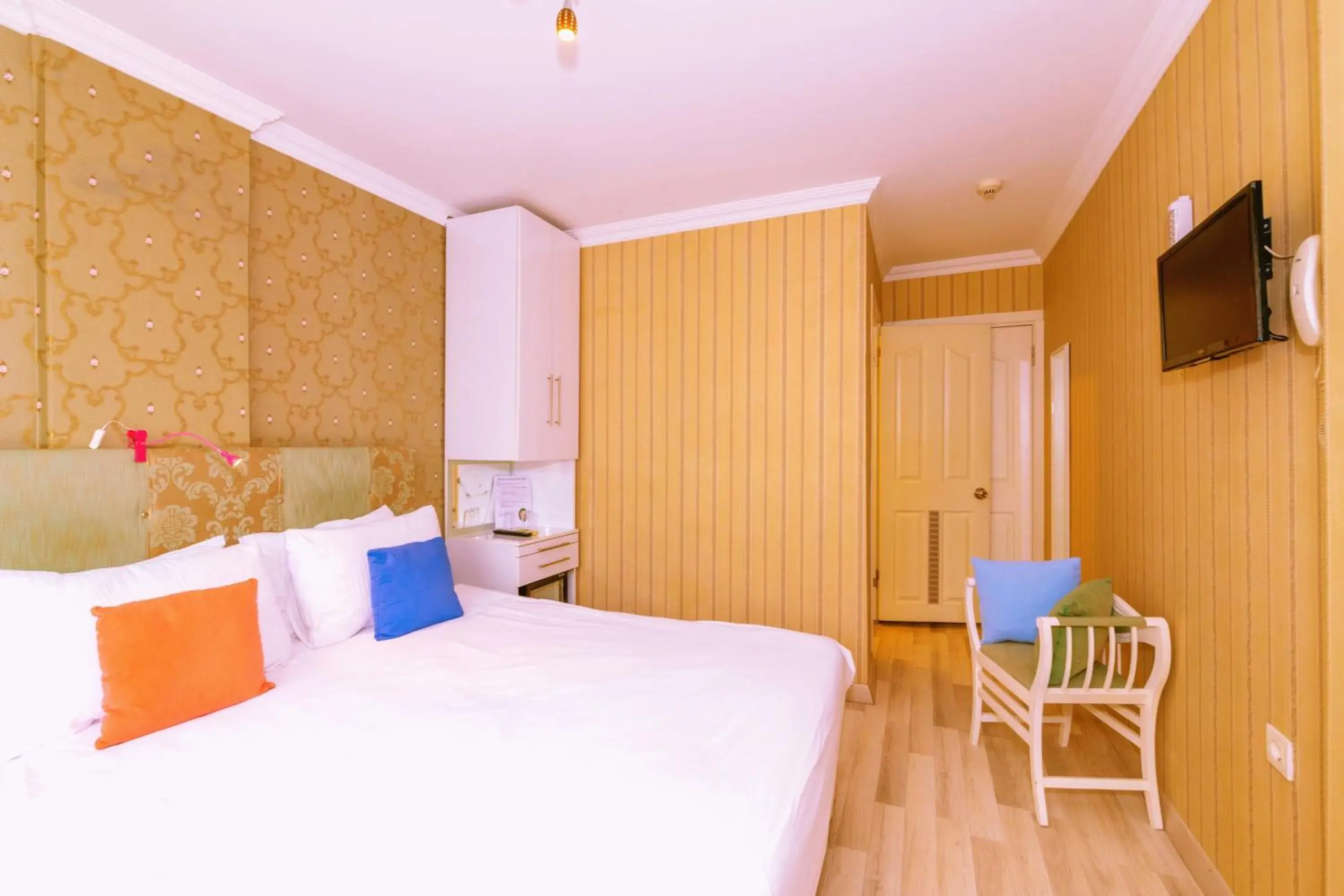 Property building, Bed in Walnut Shell Hotel Sultanahmet