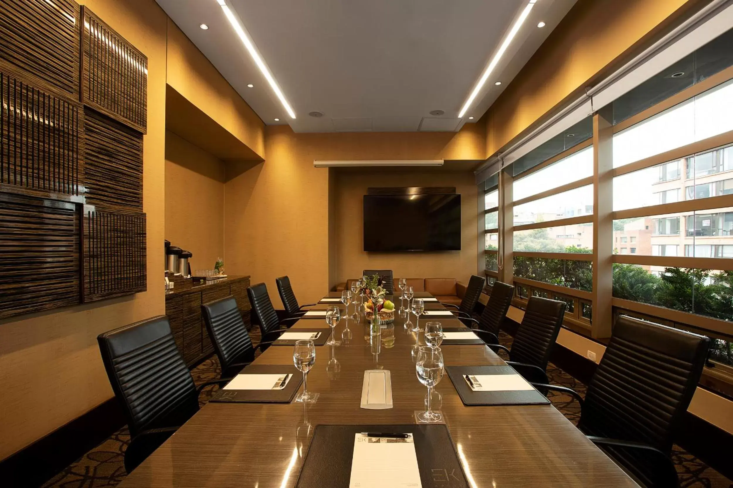 Business facilities, Restaurant/Places to Eat in EK Hotel