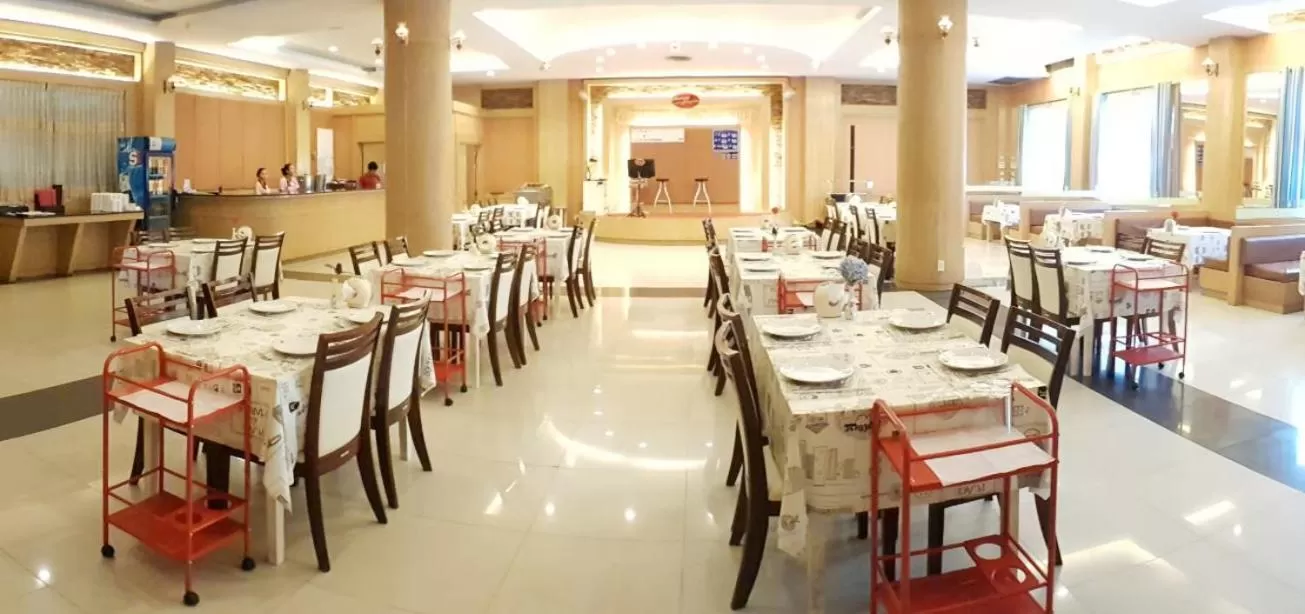 Restaurant/places to eat in Major Grand Hotel