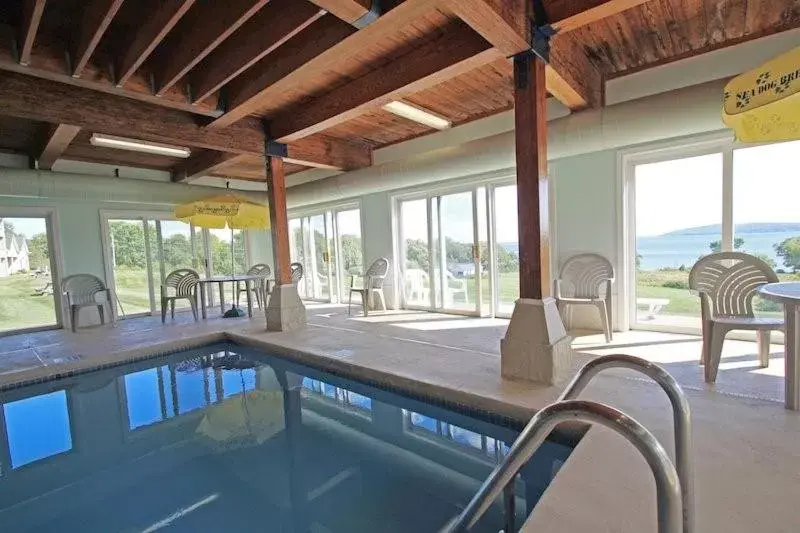 Swimming Pool in Fireside Inn, Ocean's Edge