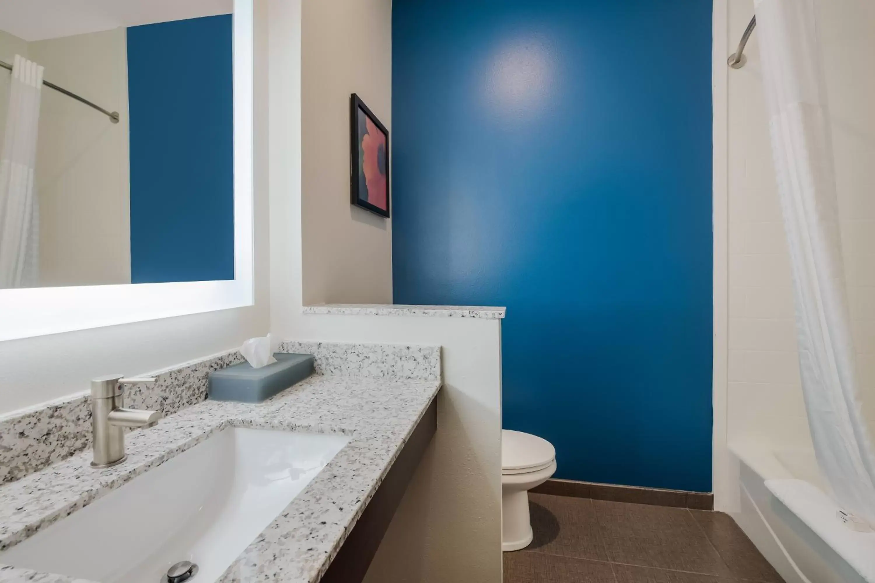 Bathroom in La Quinta Inn & Suites by Wyndham Sulphur