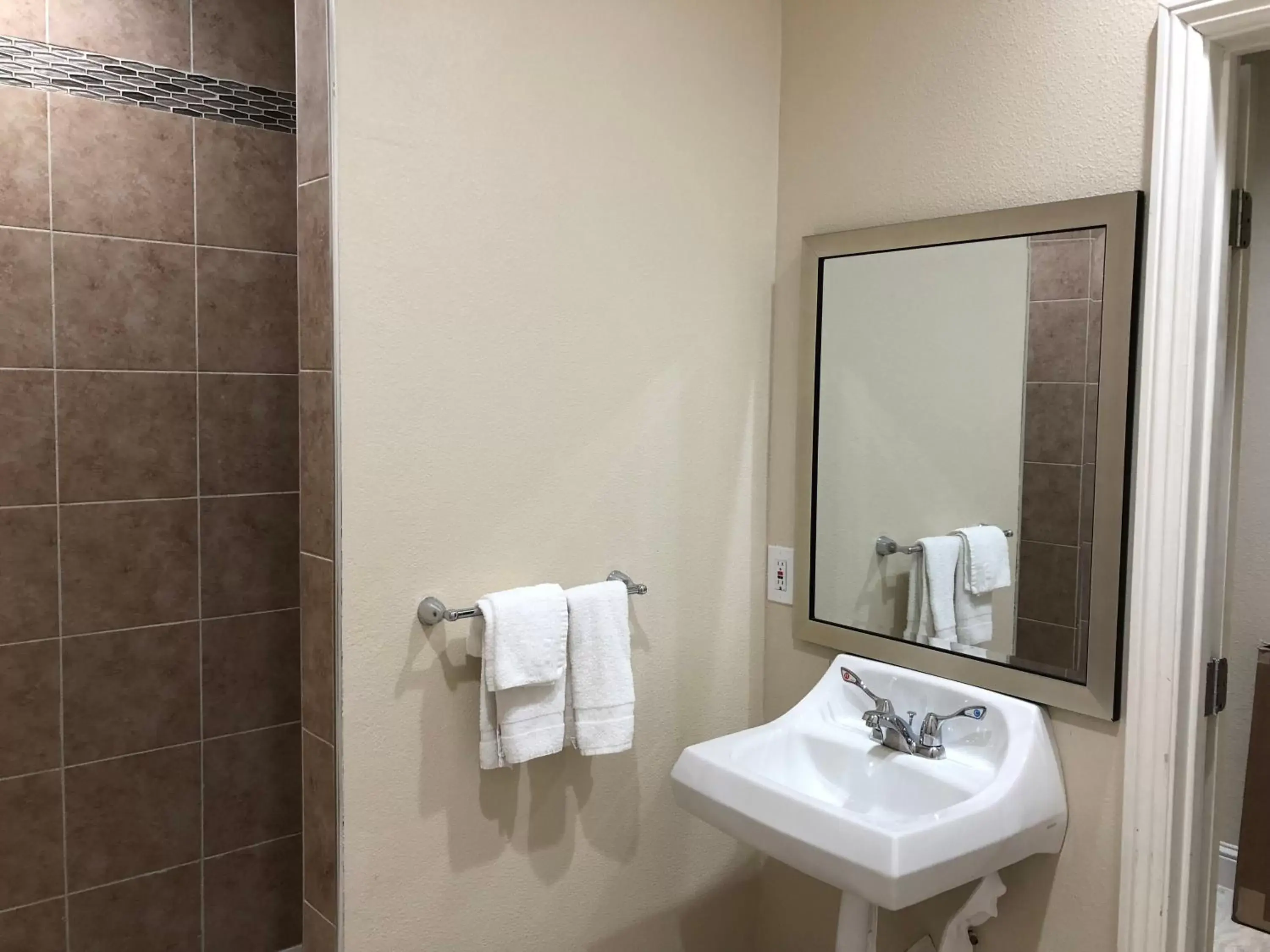 Bathroom in Casa Royal Inn