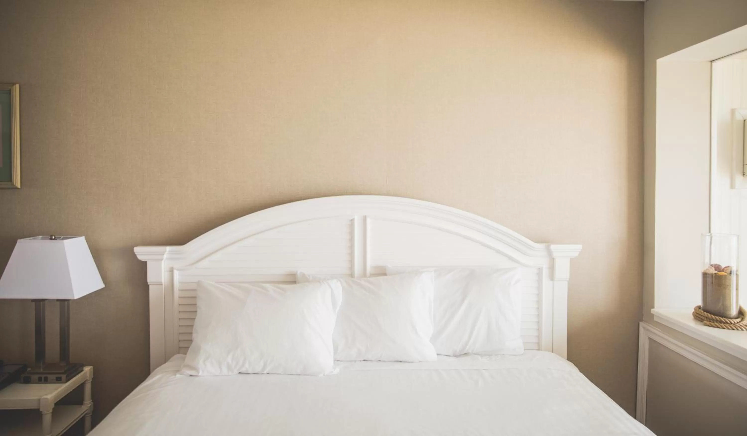 Bedroom, Bed in Surf Club Oceanfront Hotel
