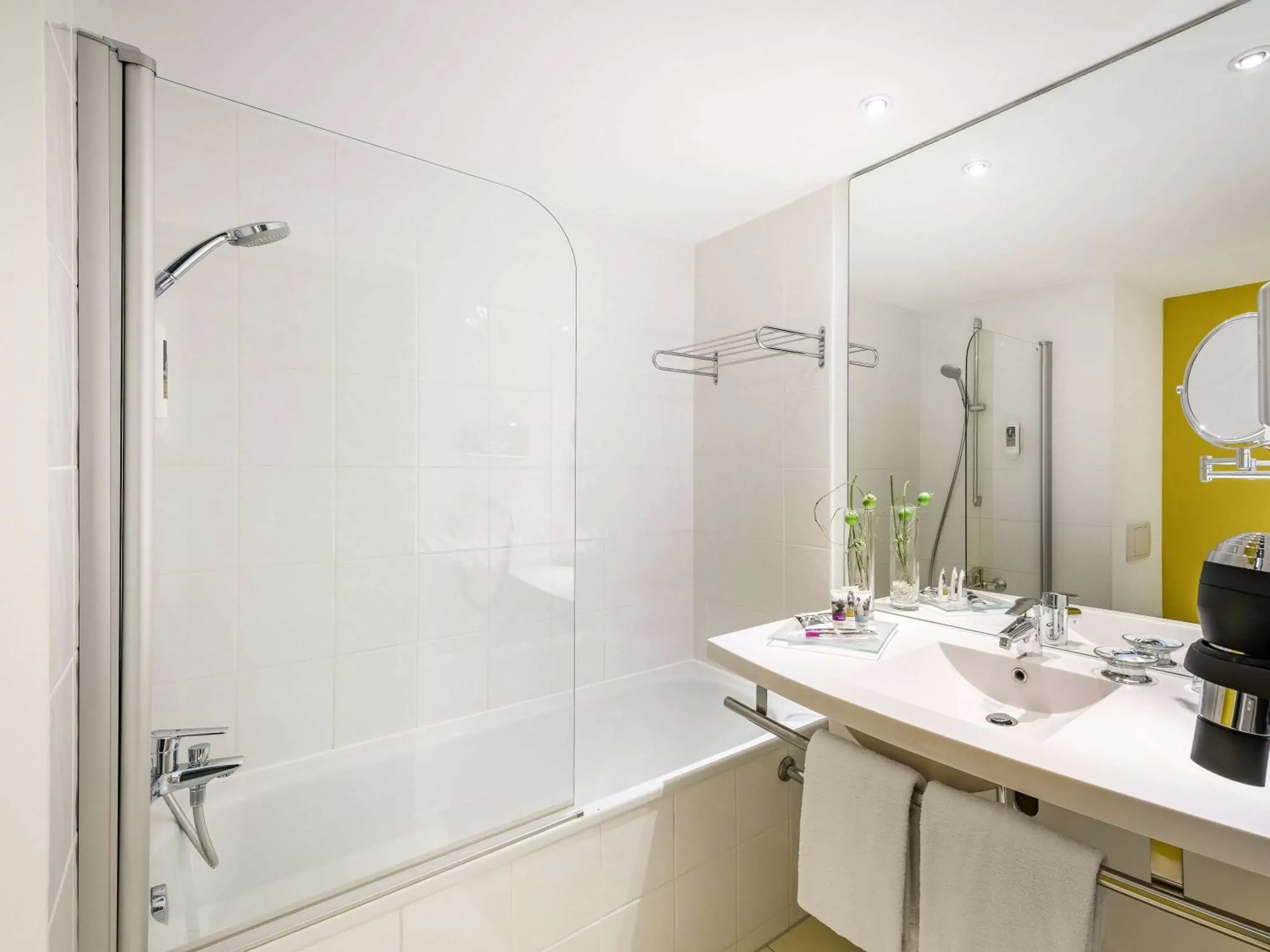 Photo of the whole room, Bathroom in Mercure Hotel Hannover Medical Park