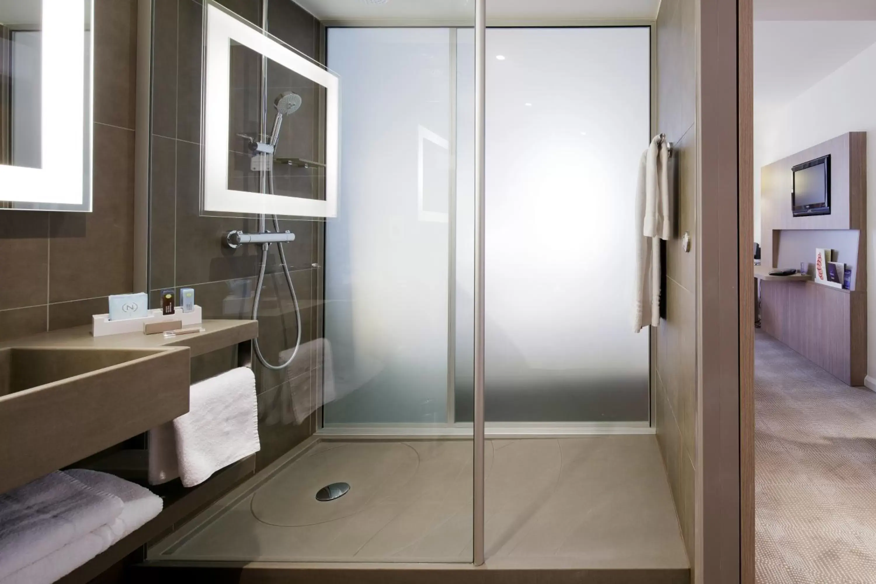 Shower, Bathroom in Novotel London Excel