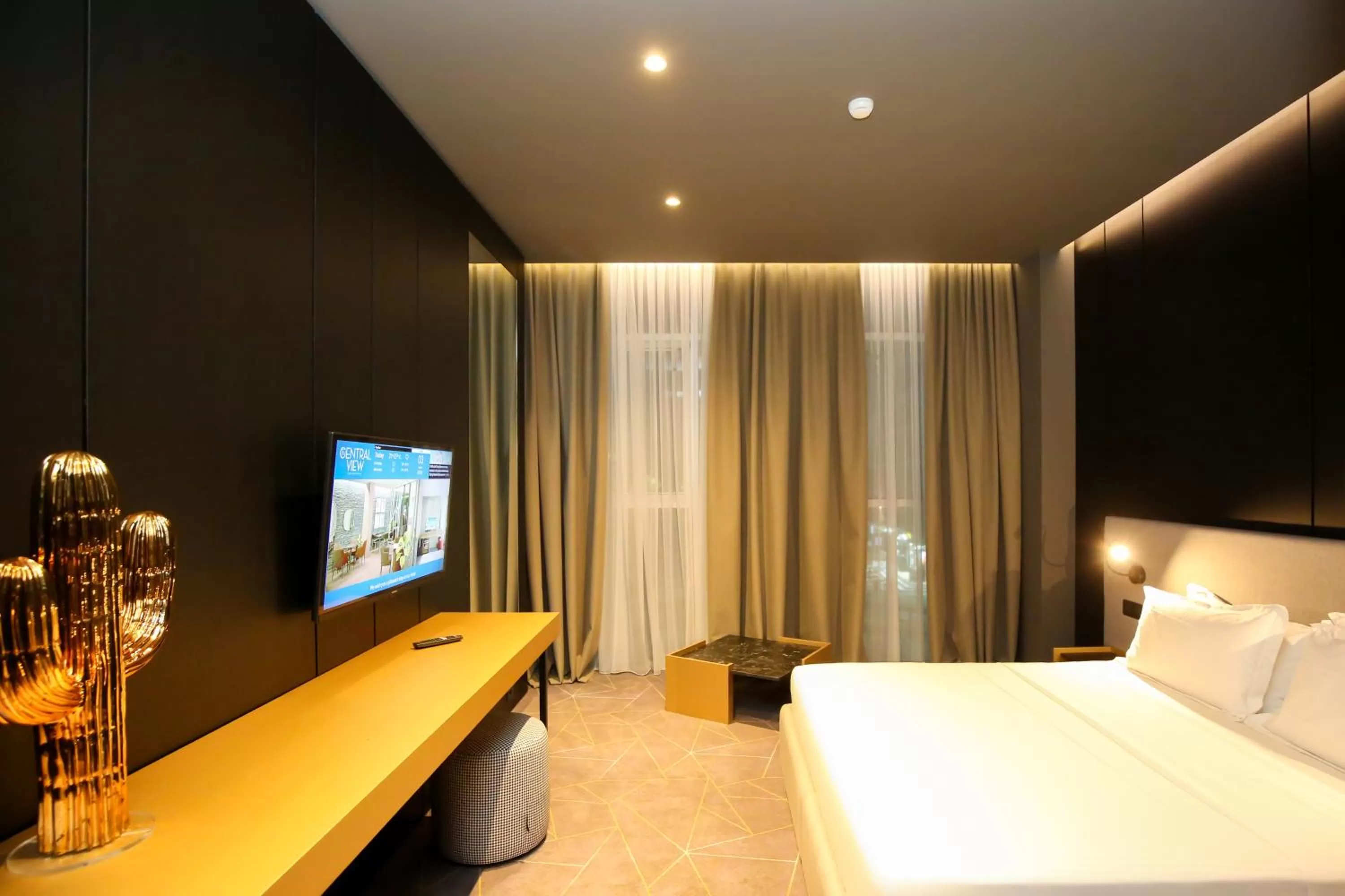 TV and multimedia, Bed in The Central View Boutique Hotel