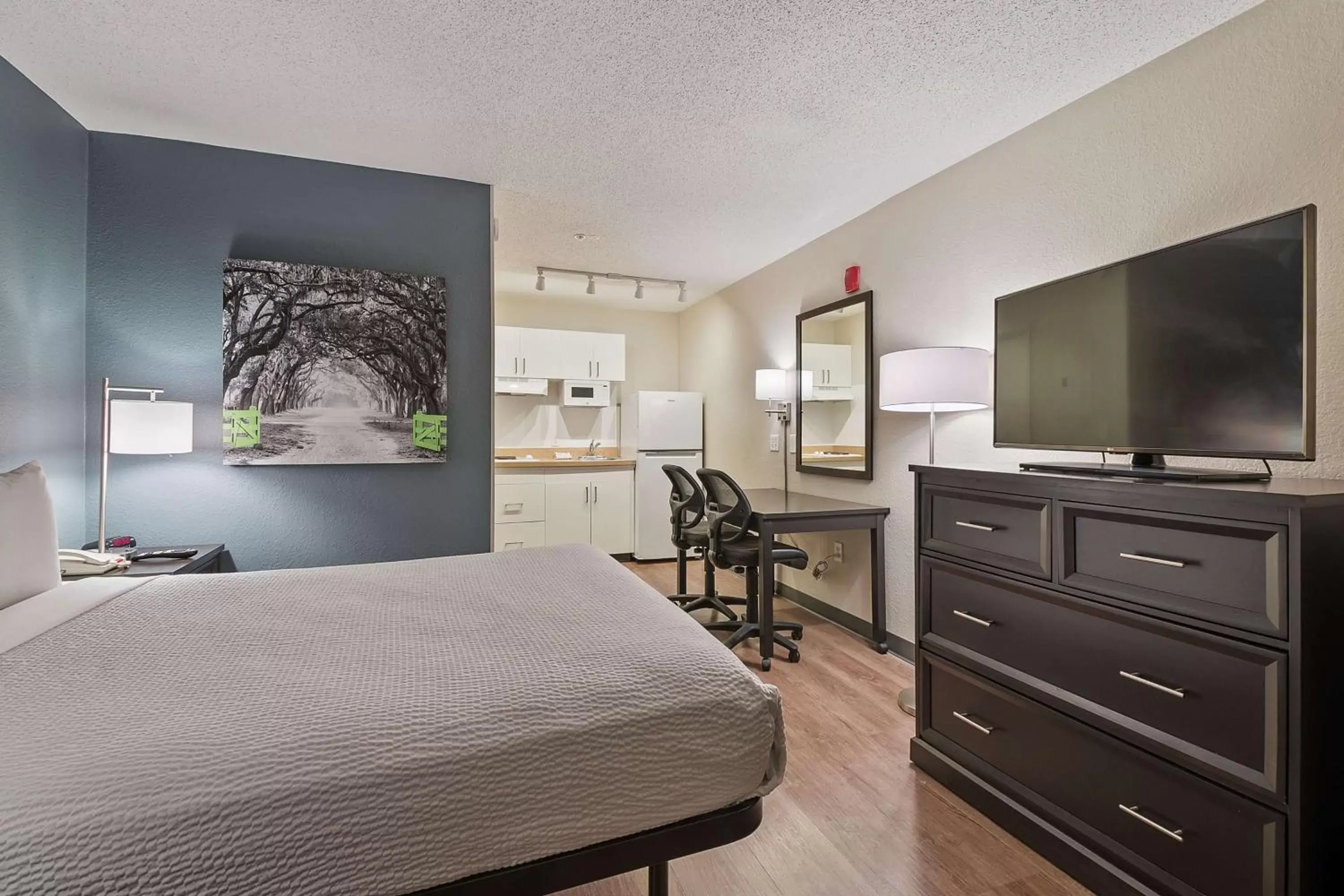 Bedroom, TV/Entertainment Center in Extended Stay America Suites - Miami - Airport - Blue Lagoon