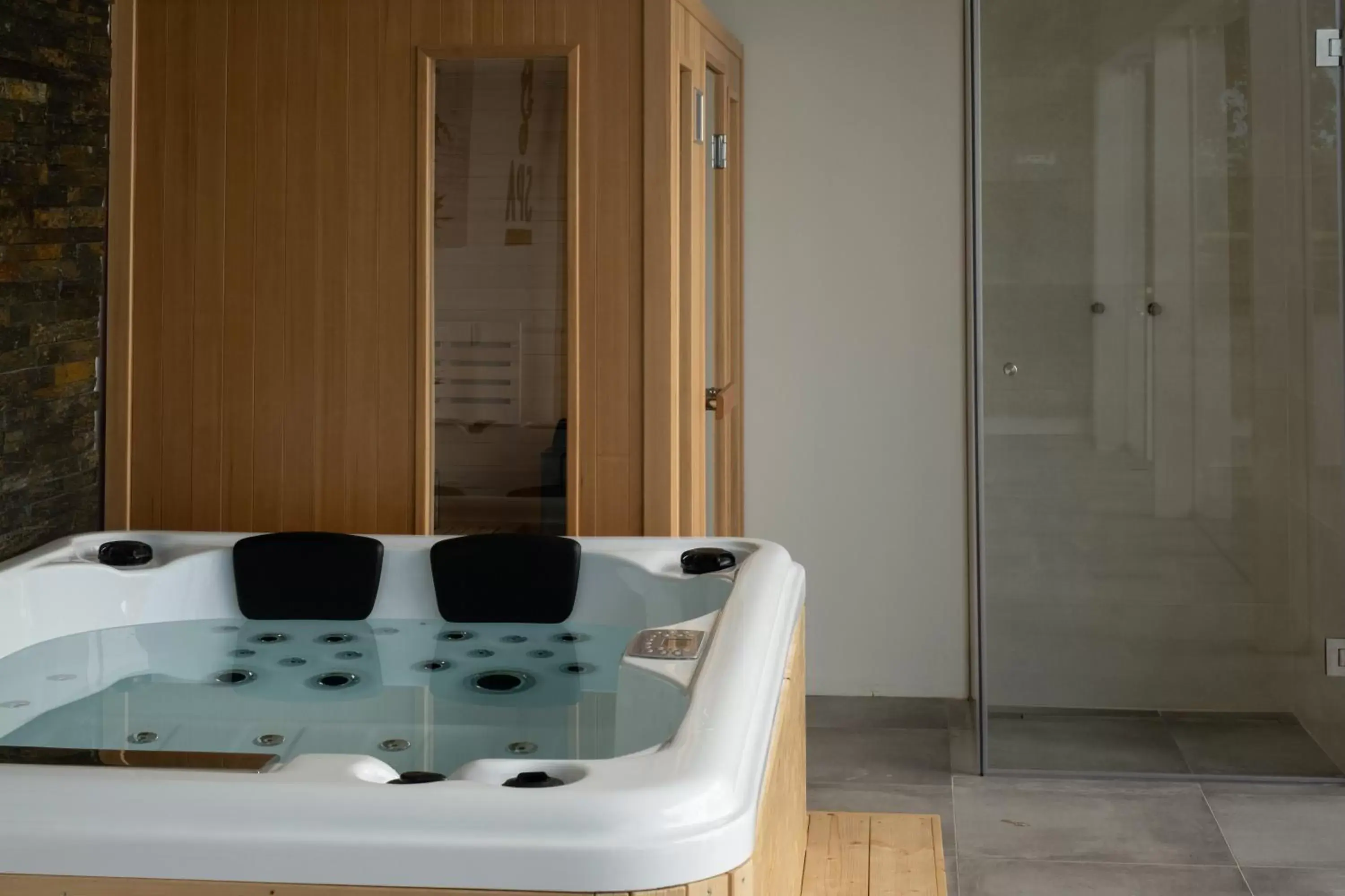 Hot Tub, Bathroom in Ria Formosa Guest House