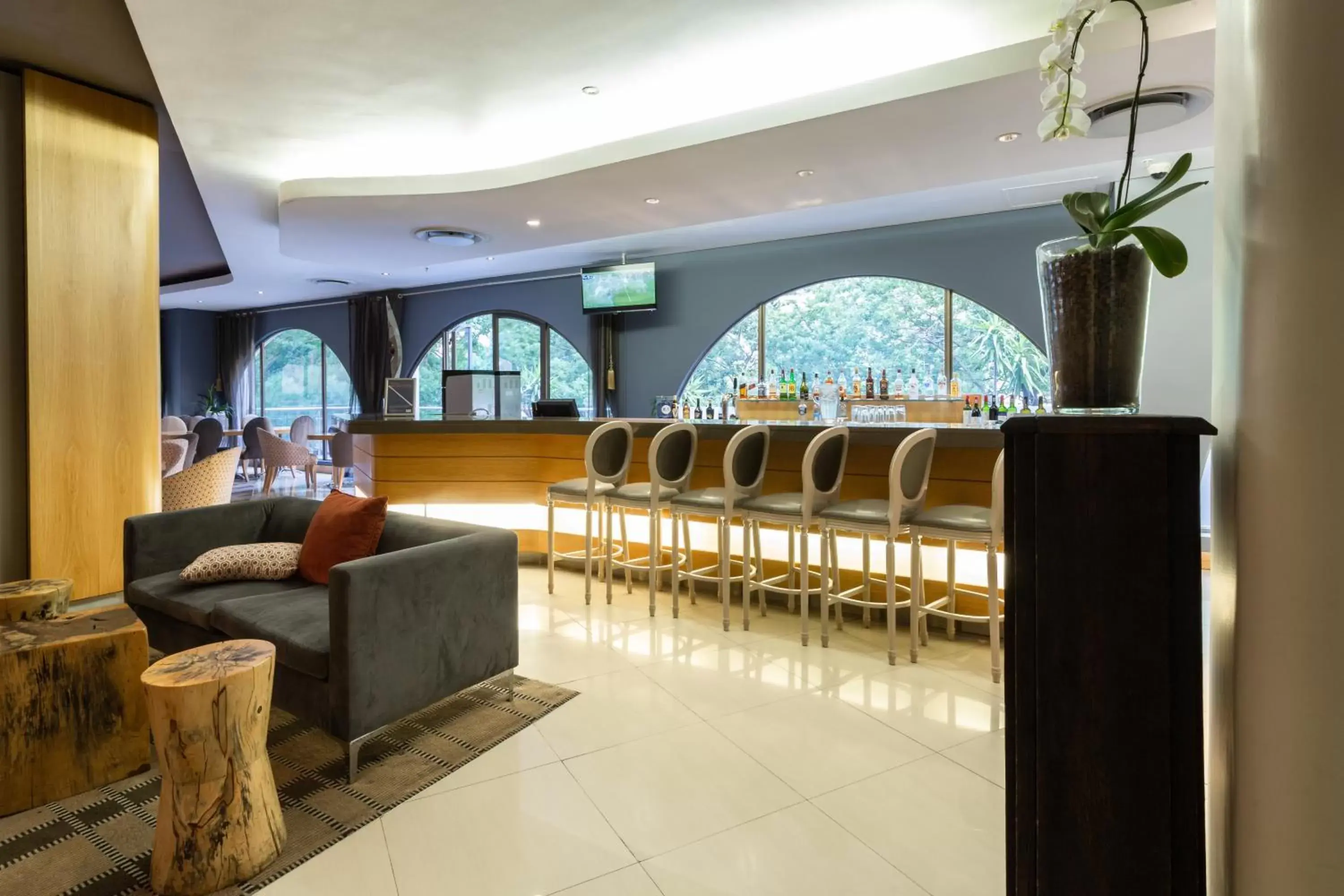 Lounge or bar in Holiday Inn Express Cape Town City Centre, an IHG Hotel
