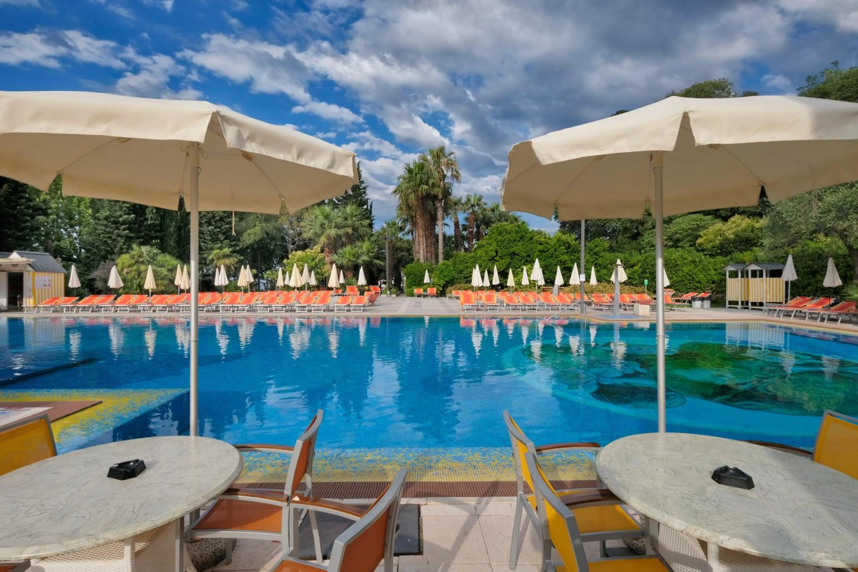 Swimming pool in Parc Hotel Gritti
