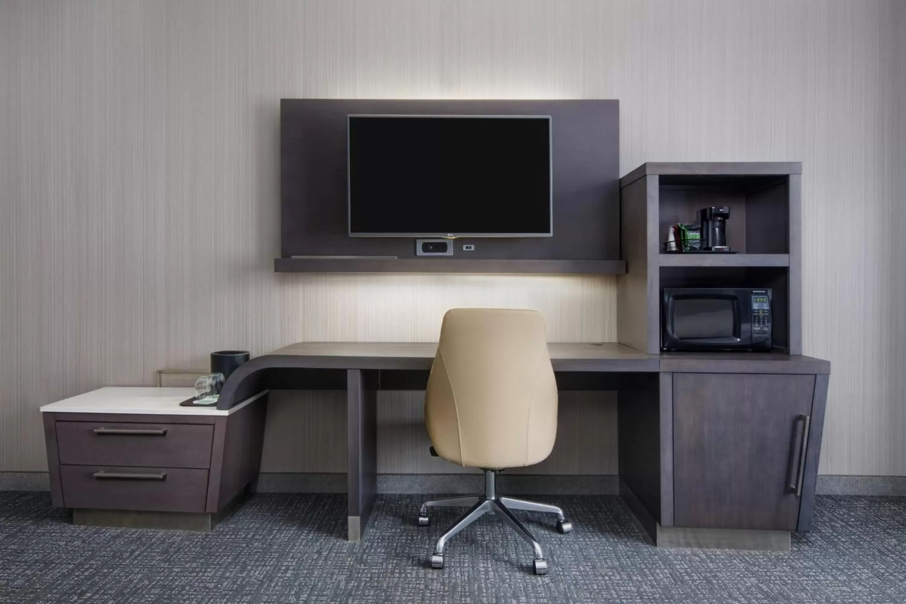 Photo of the whole room, TV/Entertainment Center in Courtyard by Marriott Richmond Downtown