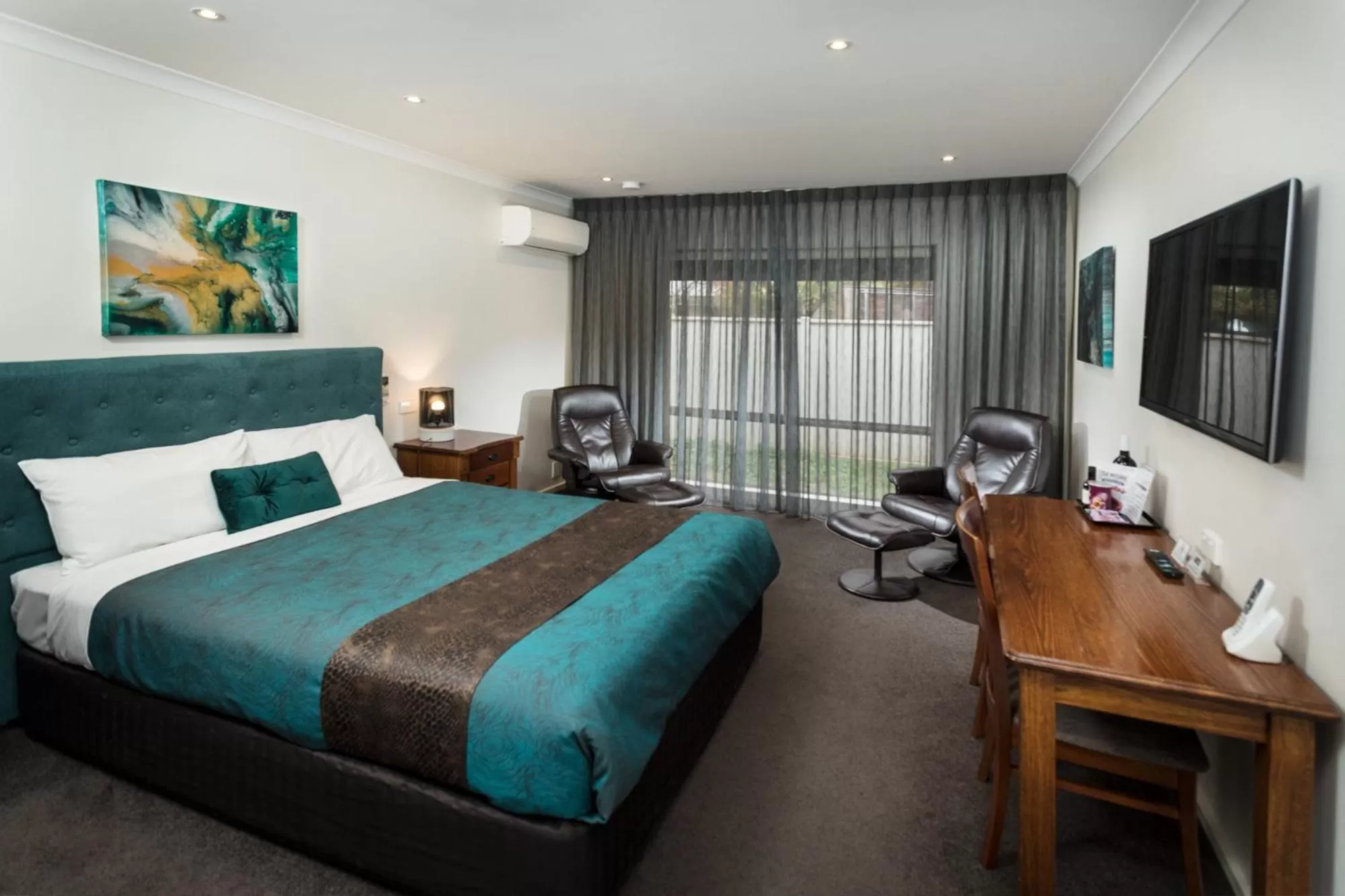 View (from property/room), Bed in Addison Motor Inn