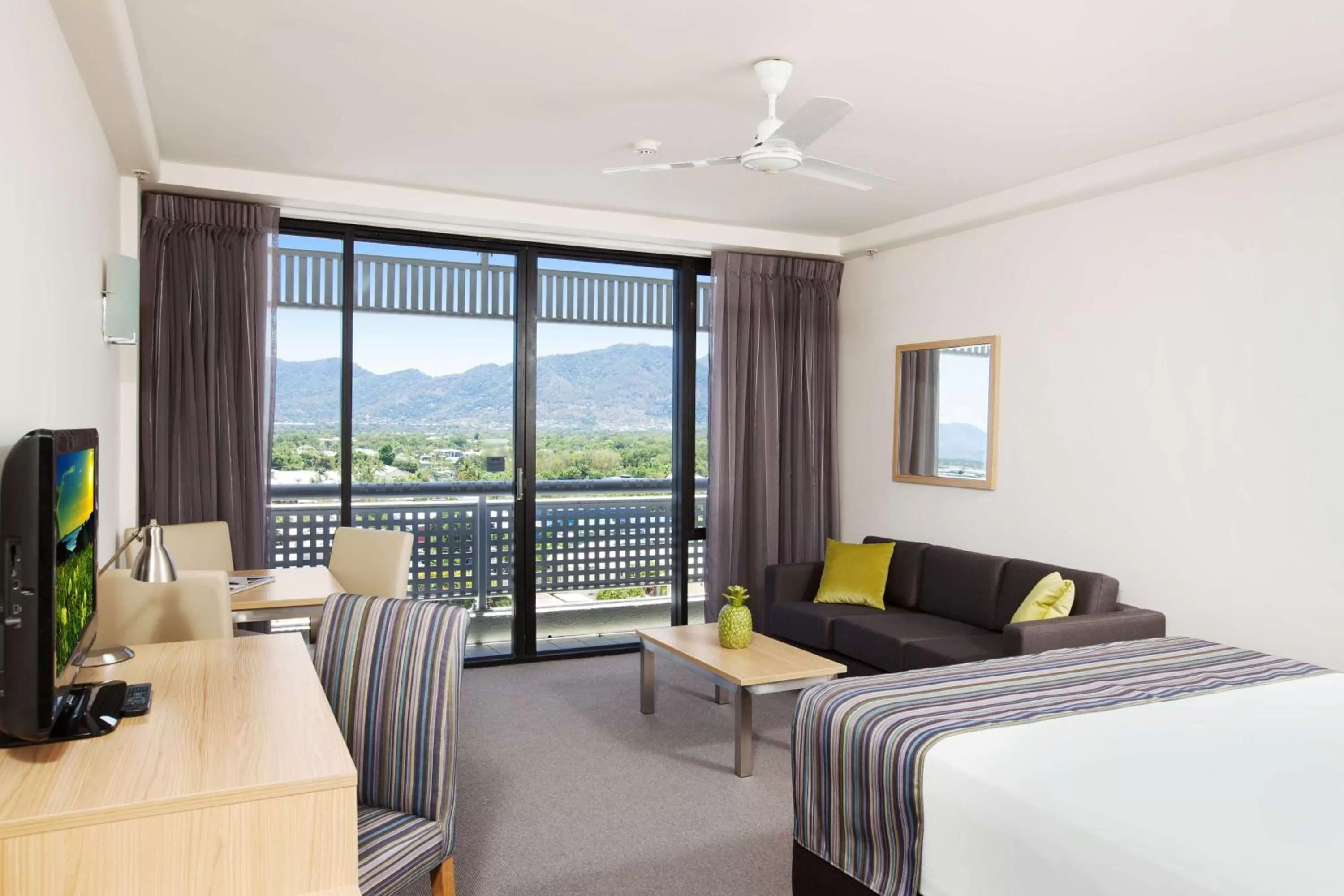 Communal lounge/ TV room, Bed in Rydges Esplanade Resort Cairns