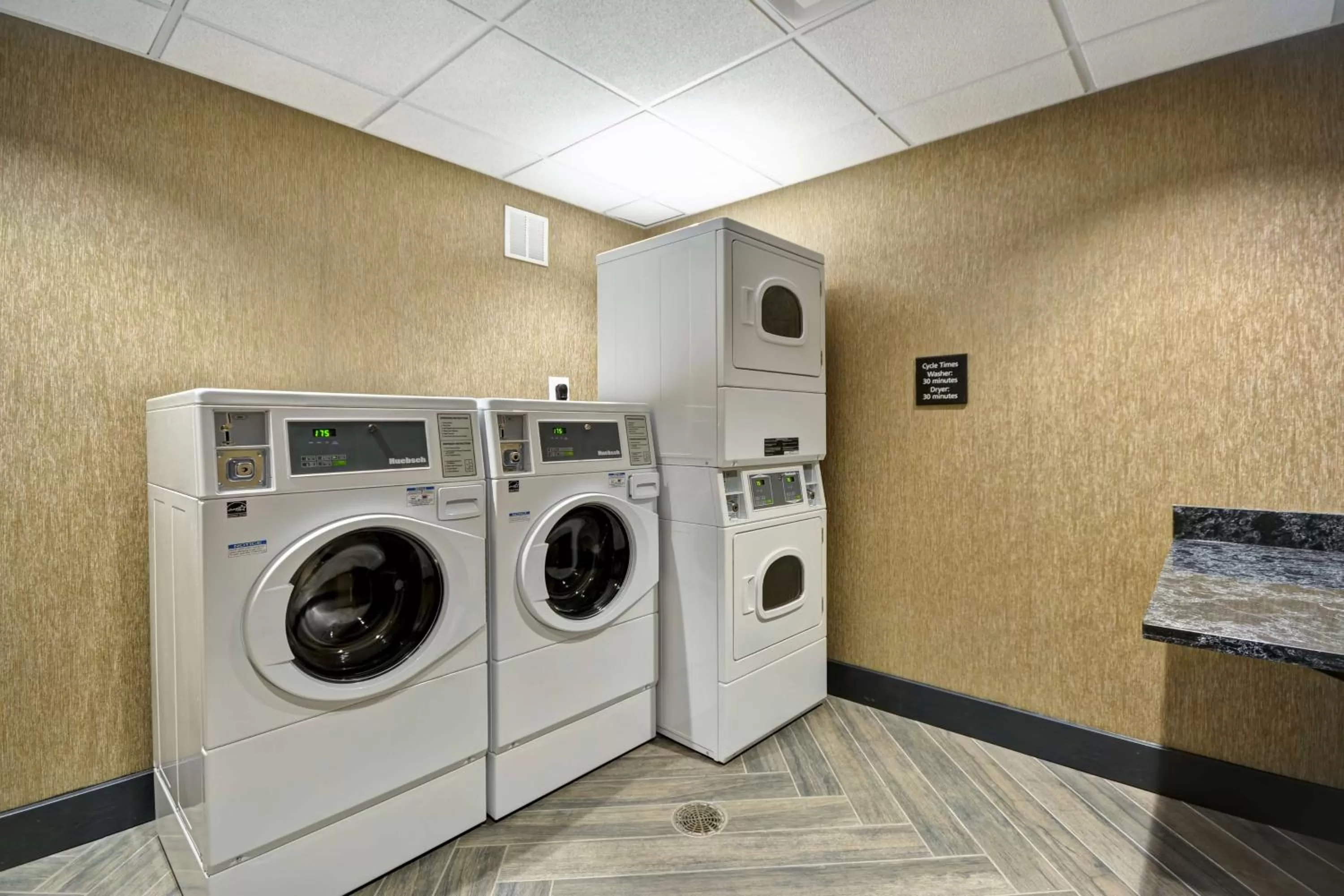 Property building in Hampton Inn & Suites Detroit/Warren