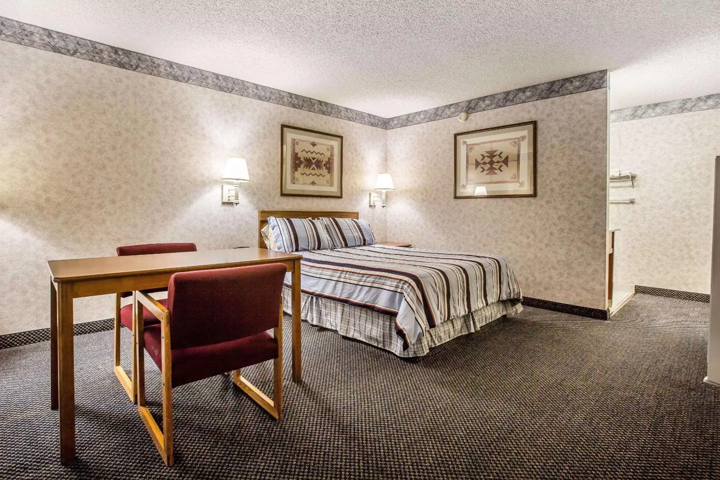 Photo of the whole room, Bed in Econo Lodge Inn & Suites near China Lake Naval Station