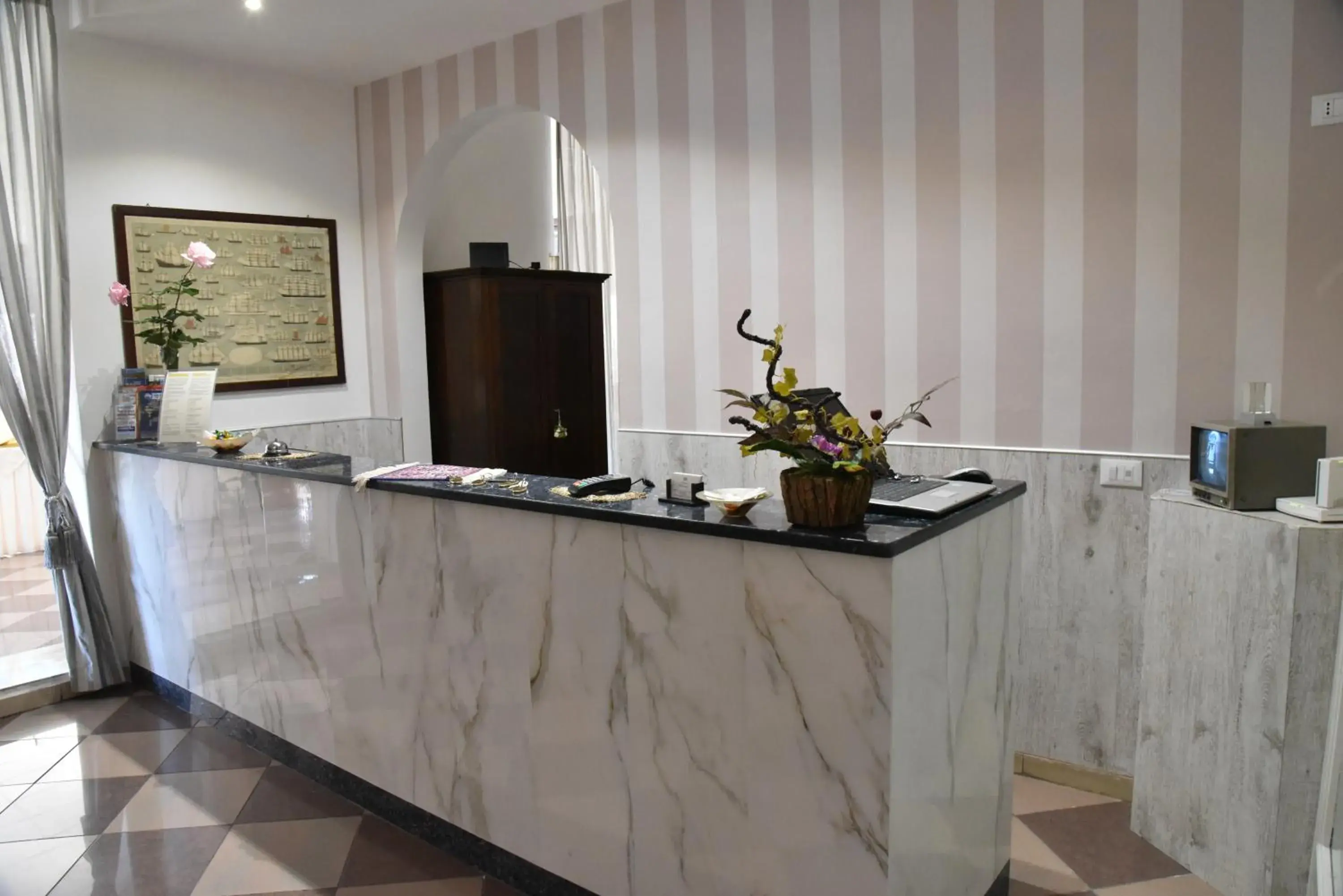 Lobby or reception, TV/Entertainment Center in Antico Hotel Moderno