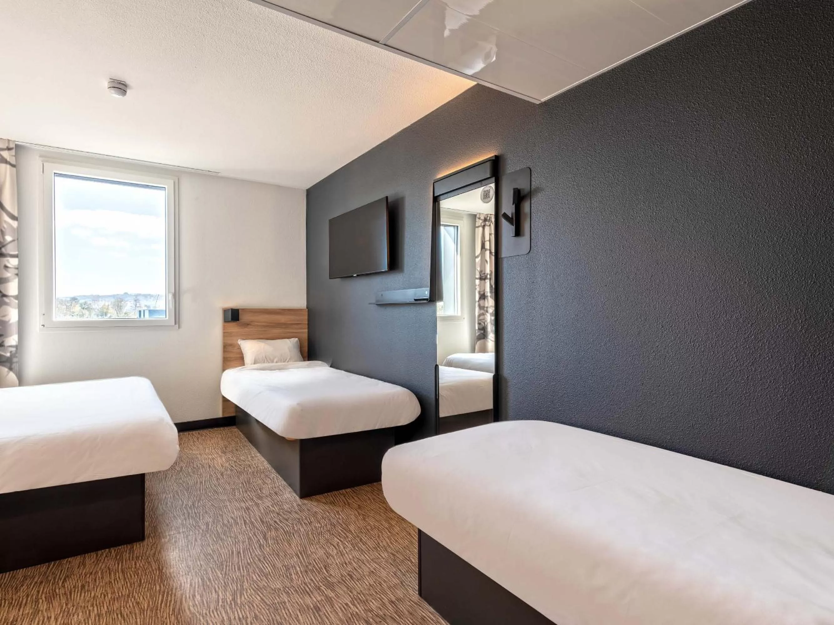 Bedroom, Bed in B&B HOTEL Landerneau Bois Noir