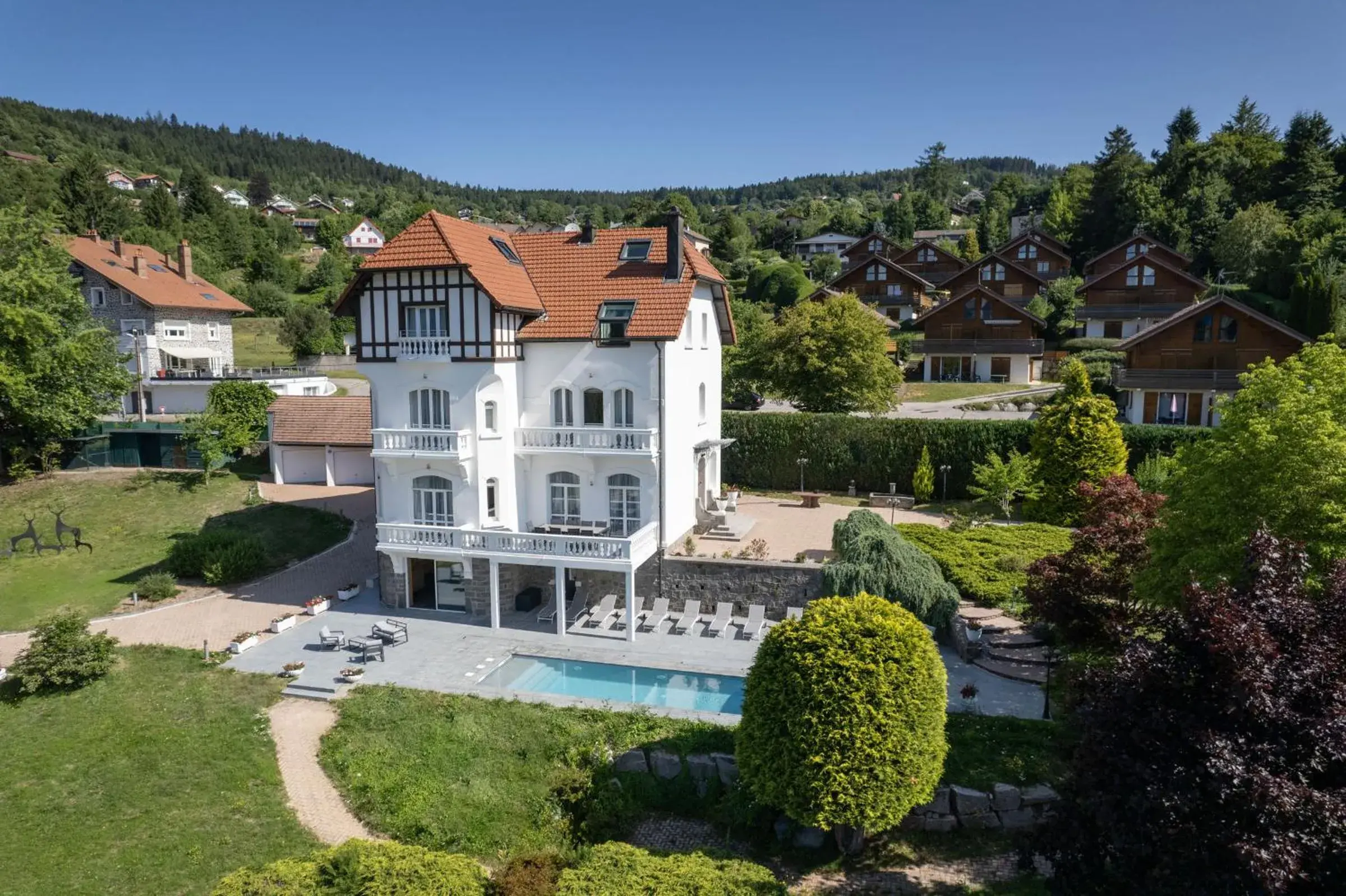 Property Building in Hôtel Le Beau Rivage