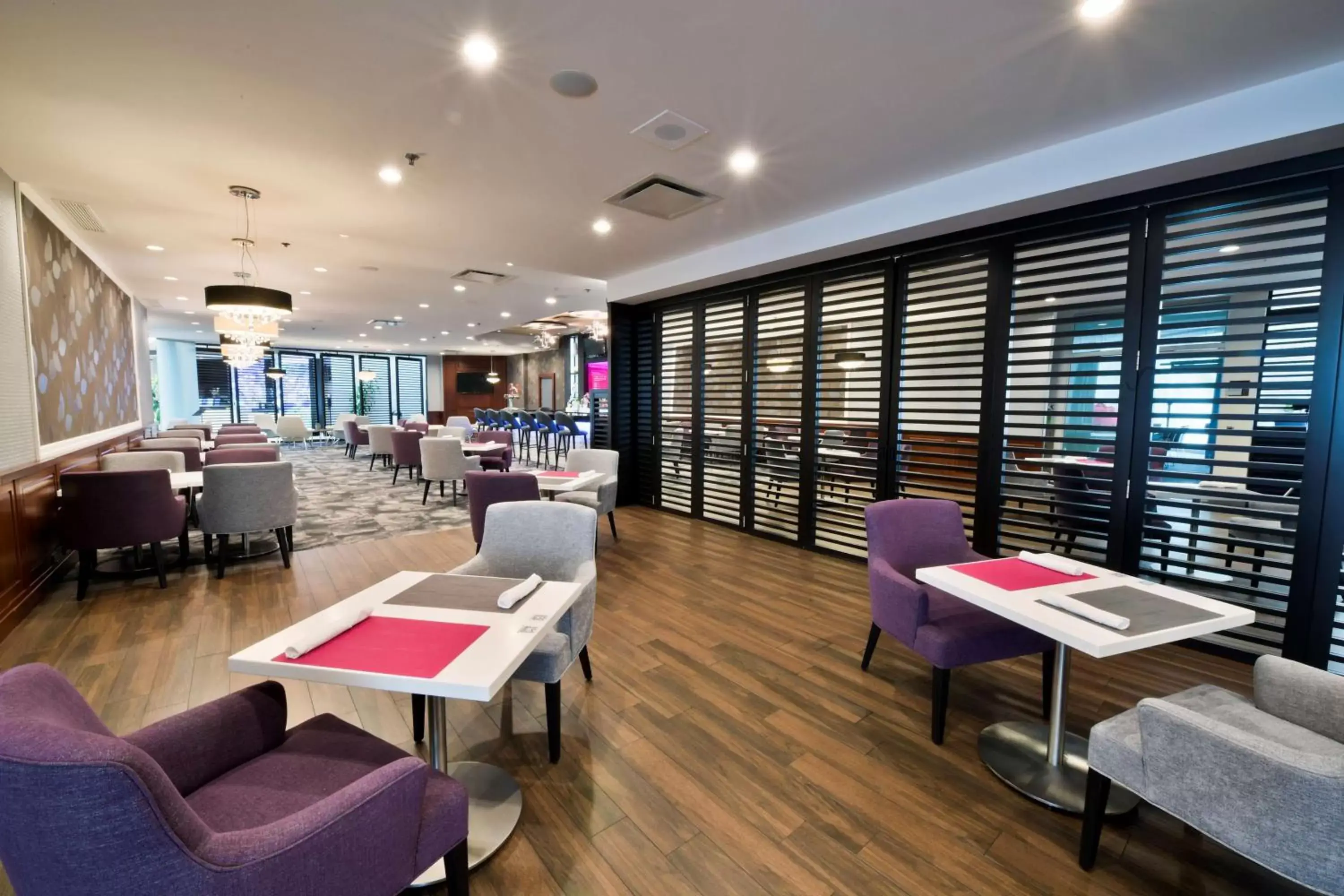 Lounge or bar, Restaurant/Places to Eat in Hilton Montreal/Laval