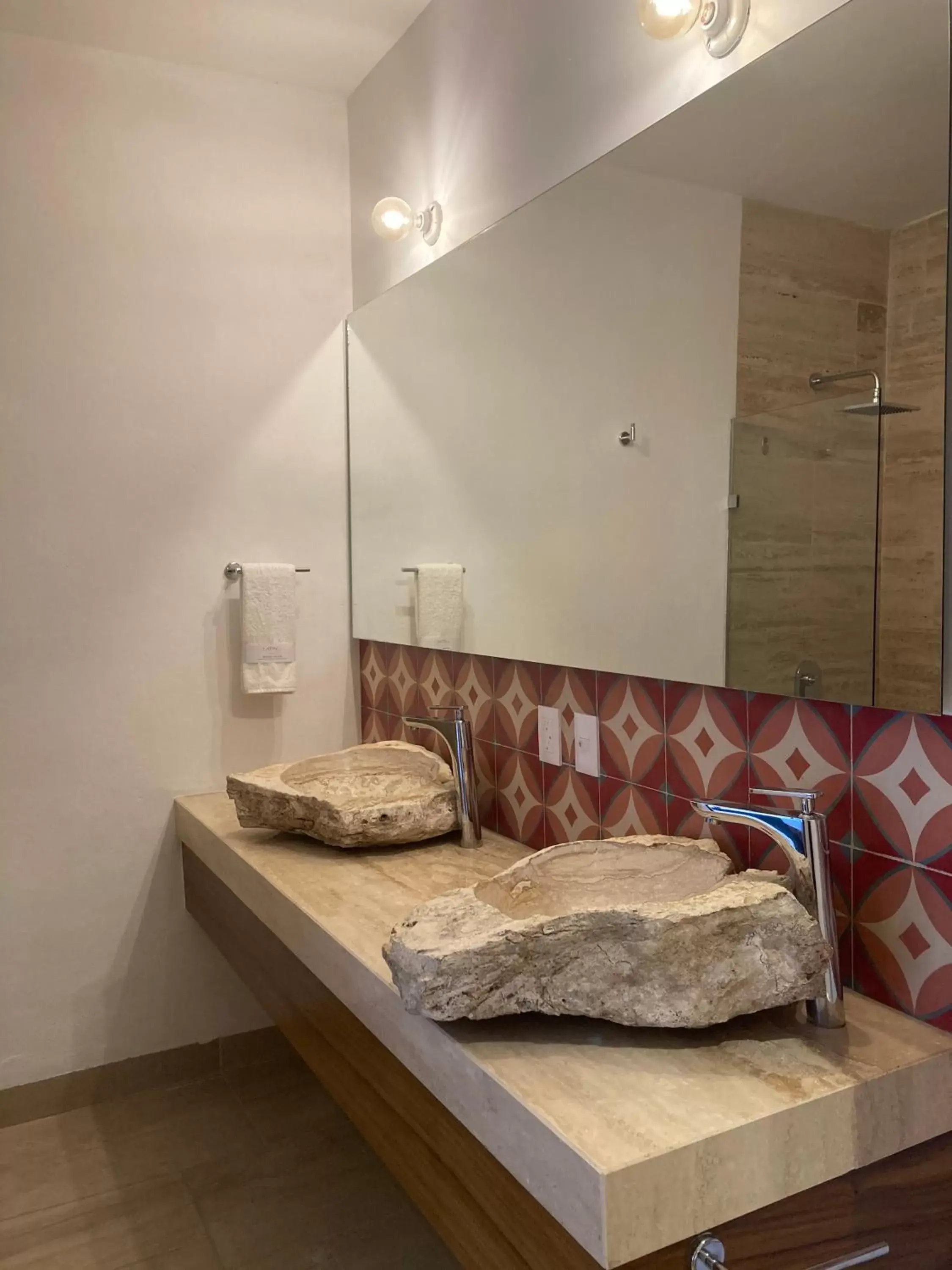 Bathroom, Seating Area in Latino Hotel Boutique