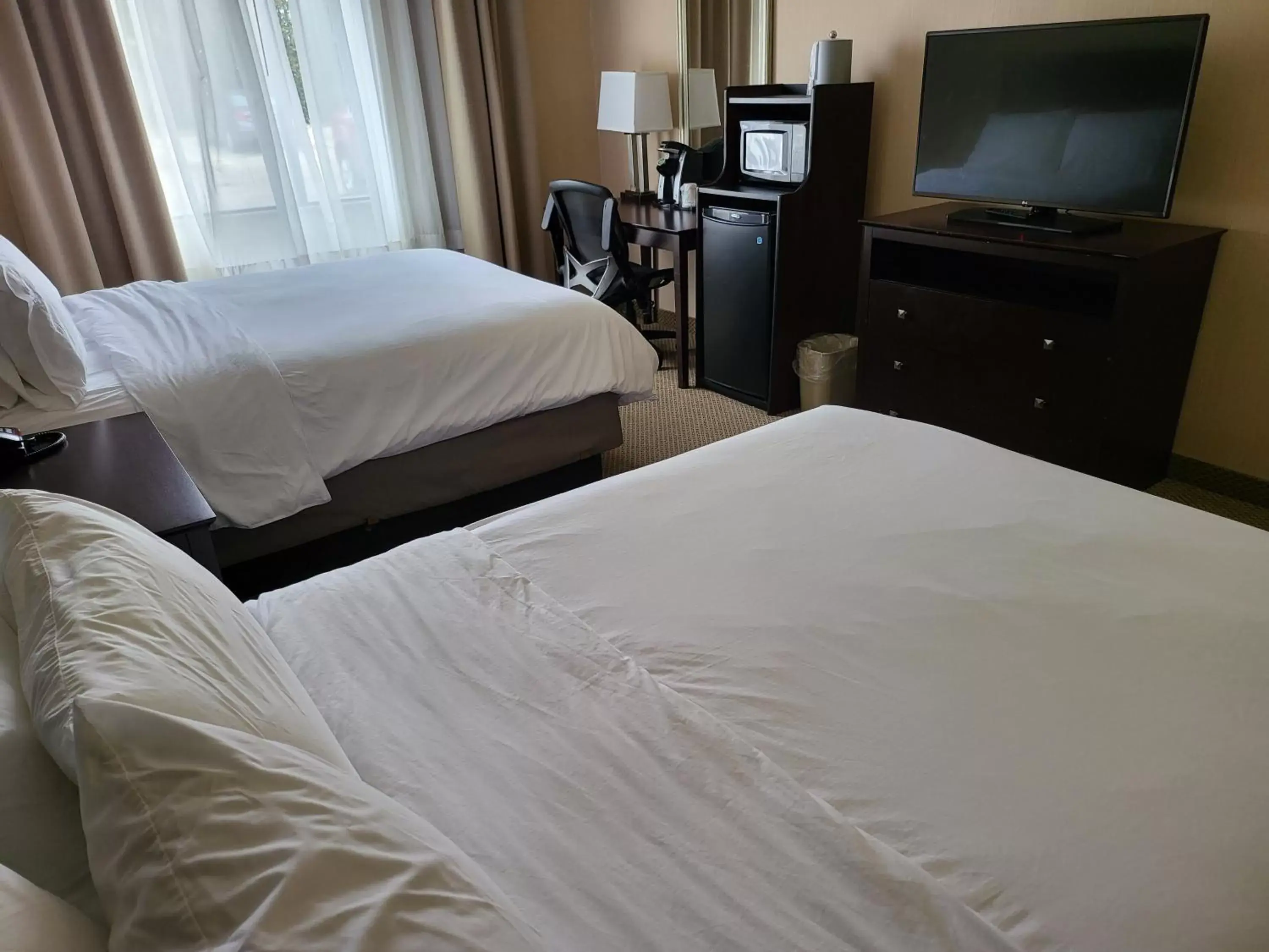 Photo of the whole room, Bed in Holiday Inn Express Hotel & Suites Tipp City, an IHG Hotel