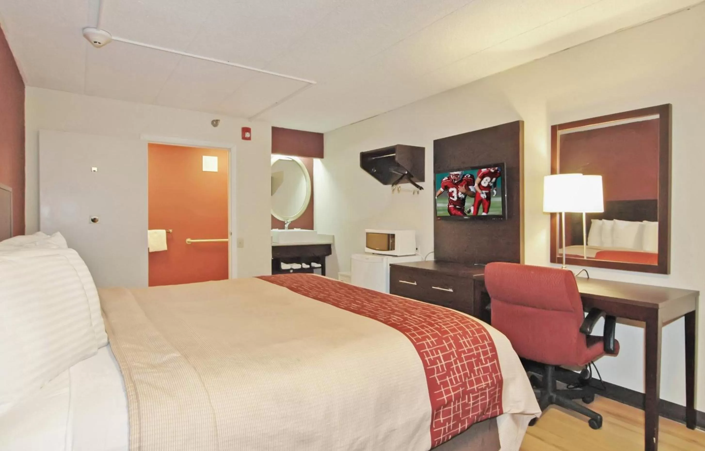 Photo of the whole room, Bed in Red Roof PLUS Chicago - Hoffman Estates