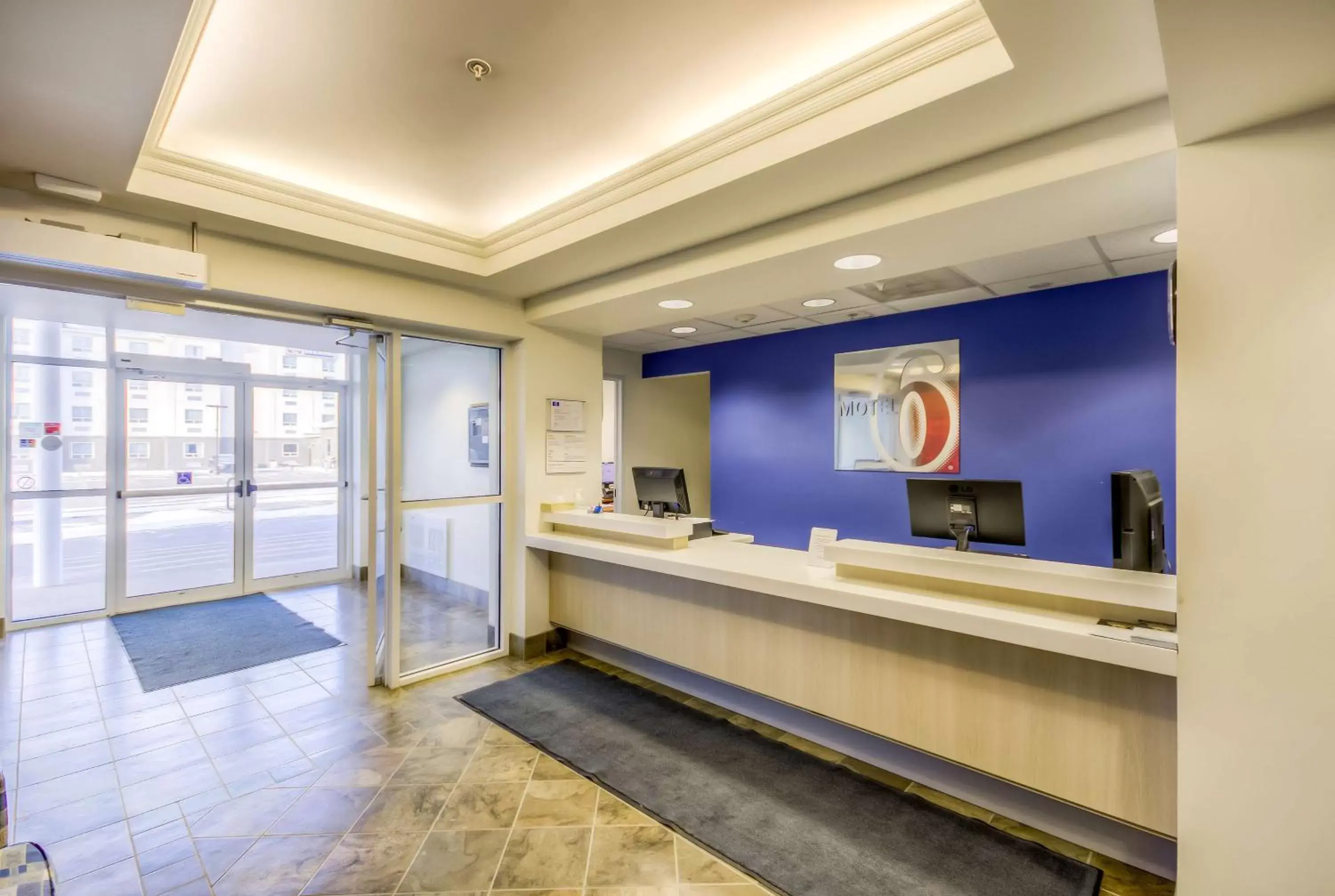 Facade/entrance, Lobby/Reception in Motel 6-Estevan, SK