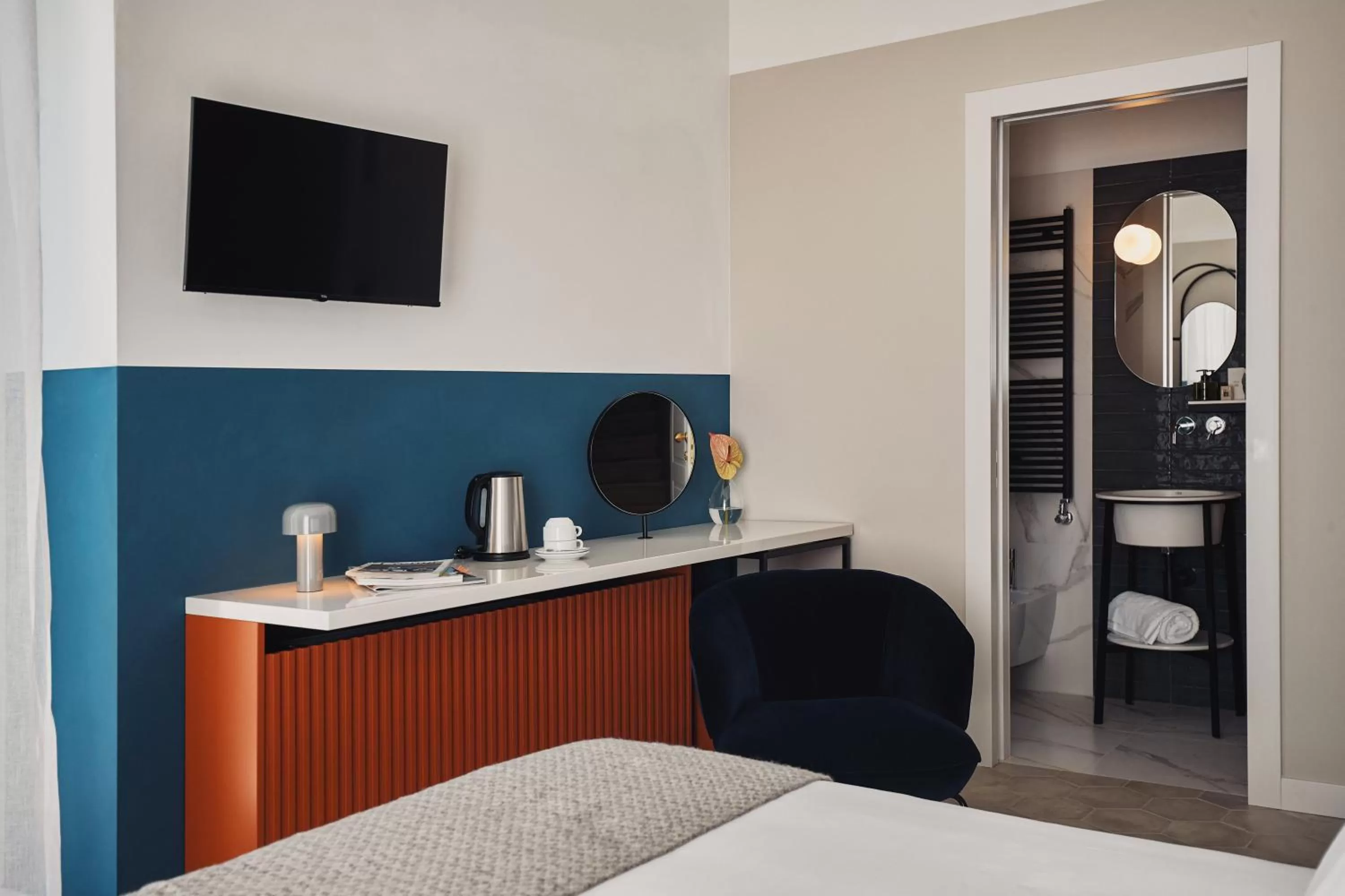 TV and multimedia, TV/Entertainment Center in Volante Urban Design Hotel