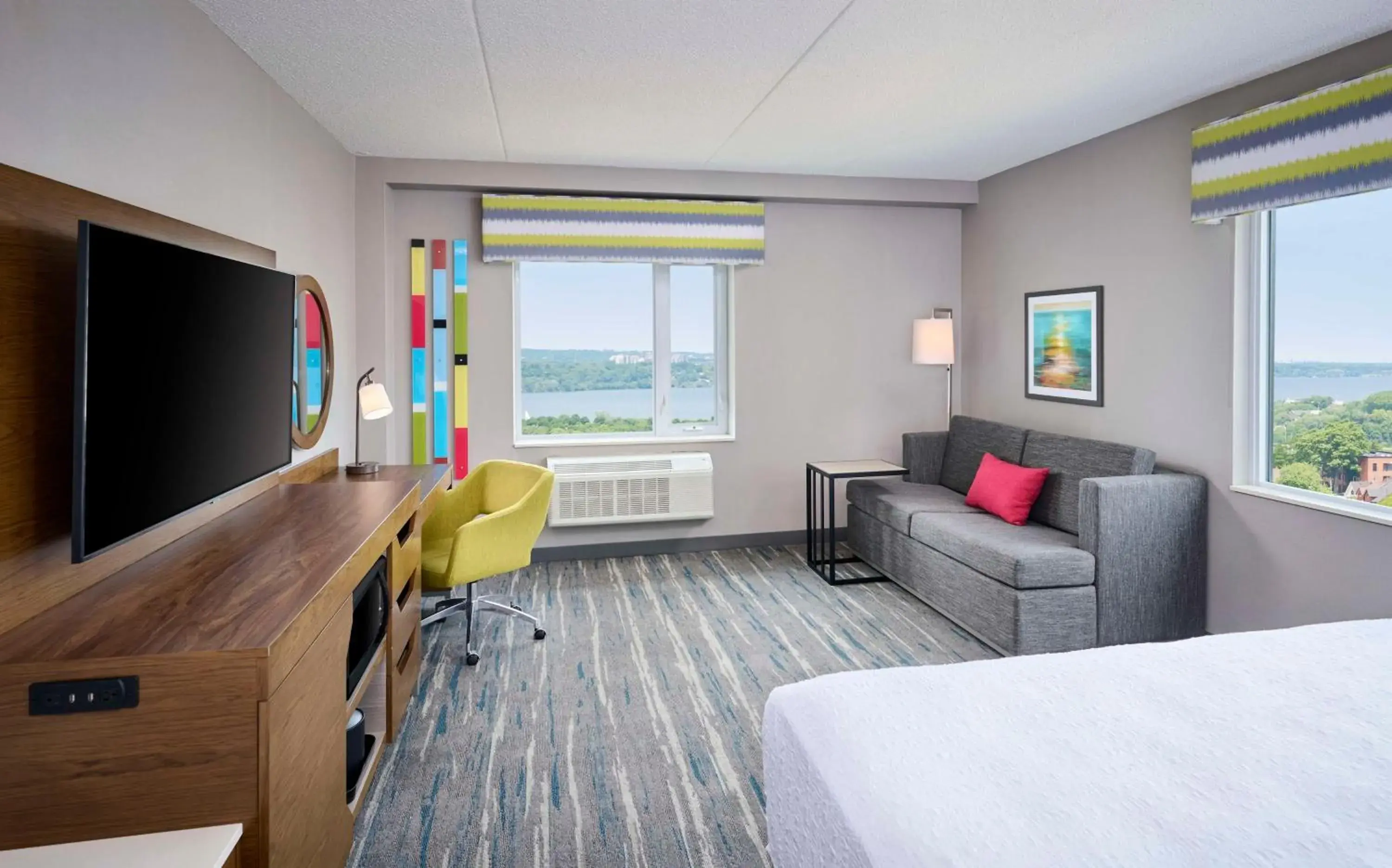 Bed, Seating Area in Hampton Inn By Hilton Hamilton