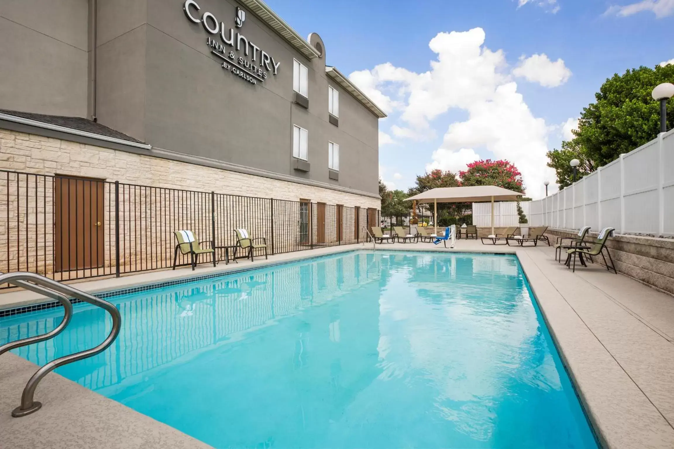 Property building, Swimming Pool in Country Inn & Suites by Radisson, Austin North (Pflugerville), TX