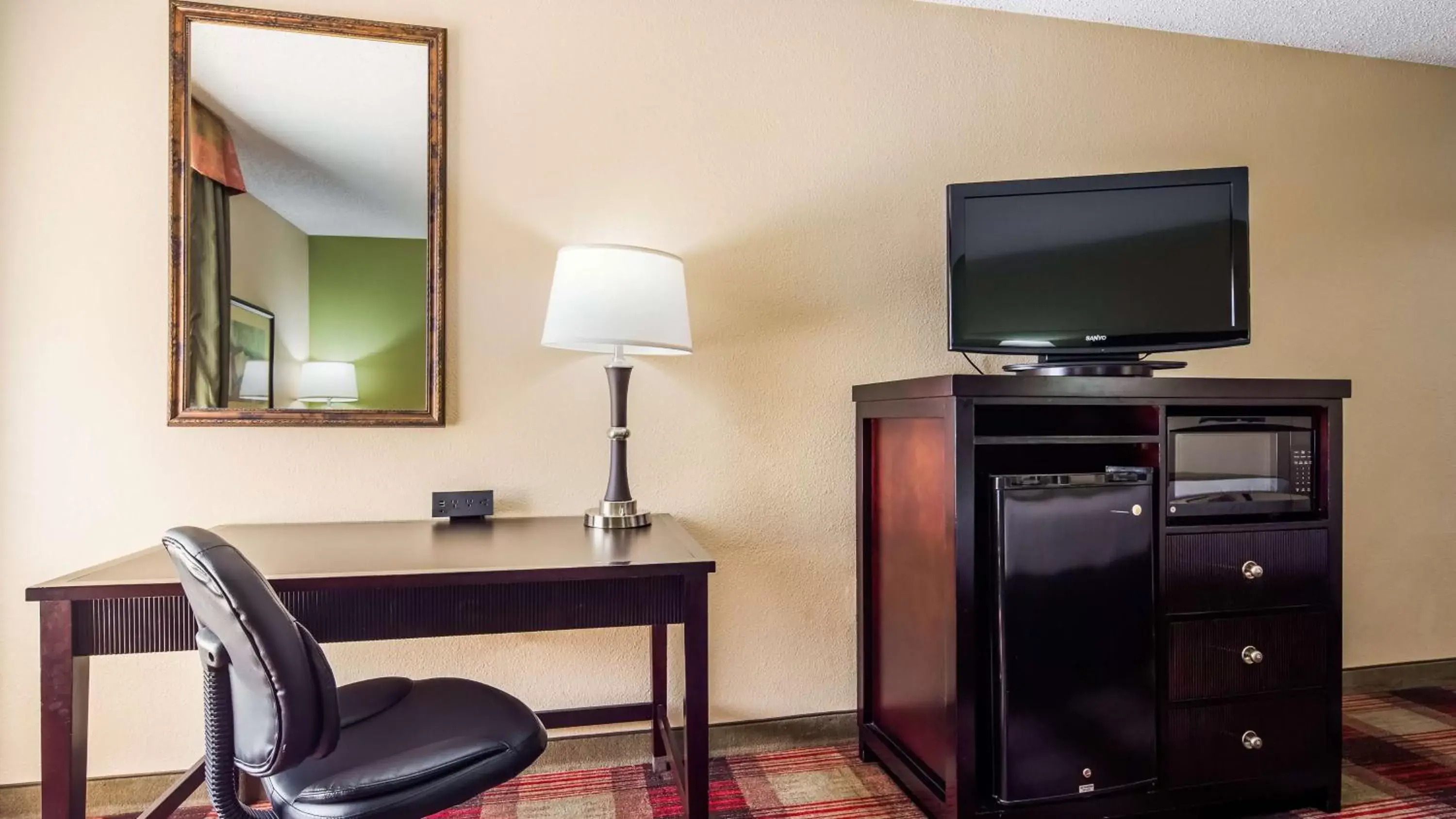 Photo of the whole room, TV/Entertainment Center in Best Western Plus Addison/Dallas Hotel