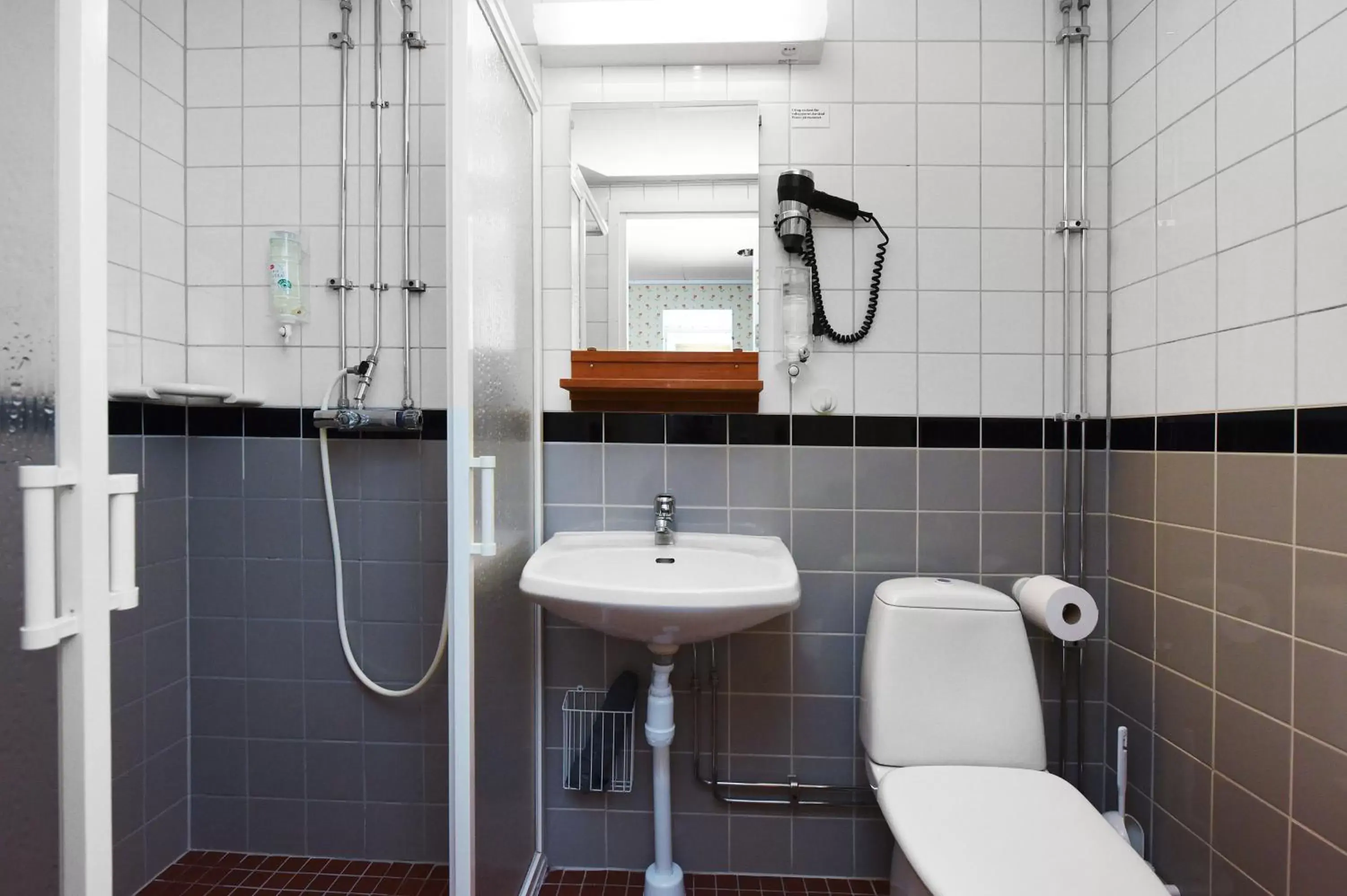 Shower, Bathroom in Ersta Hotell & Konferens