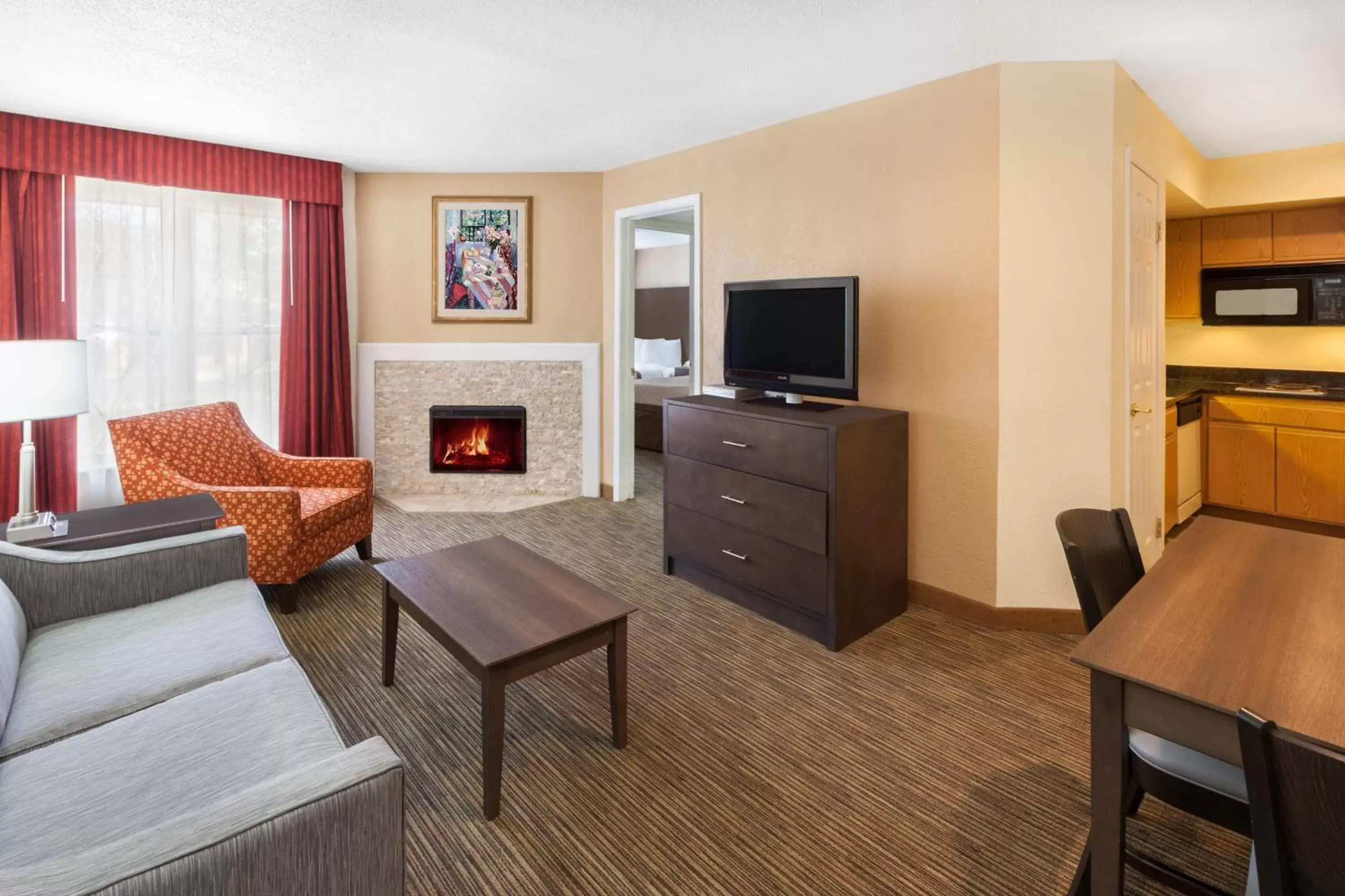 Seating area, TV/Entertainment Center in Affordable Suites of America Detroit-Warren