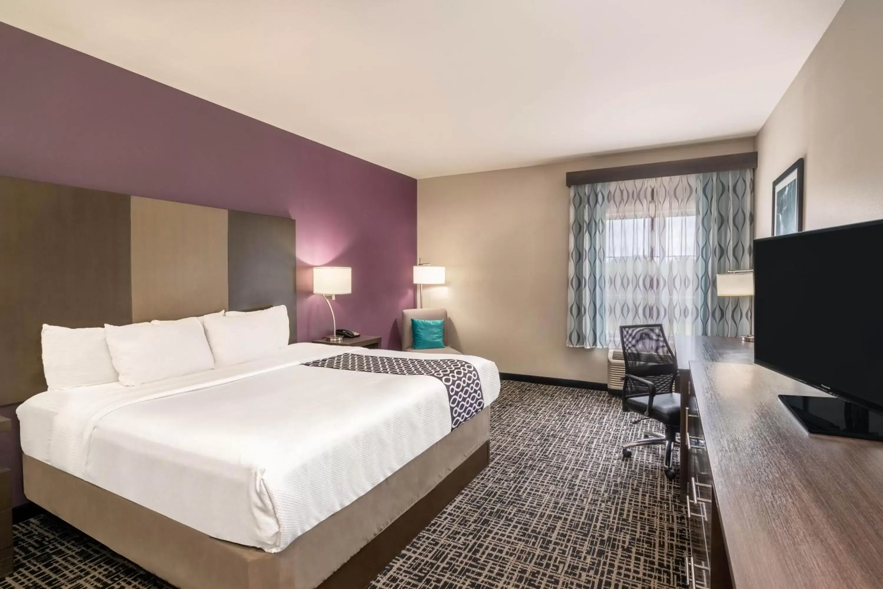Bedroom, Bed in La Quinta by Wyndham Chattanooga - Lookout Mtn