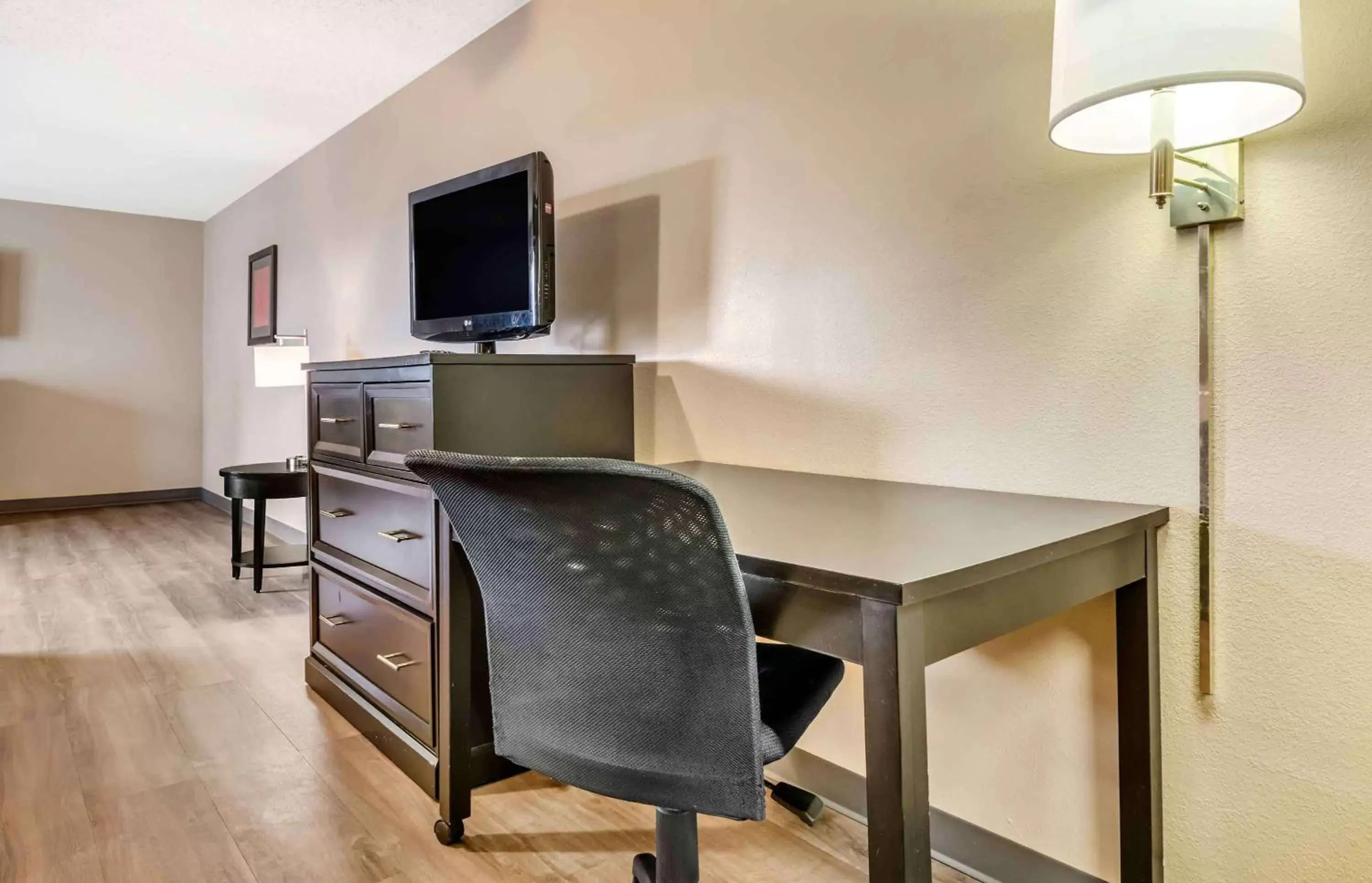 Bedroom, TV/Entertainment Center in Extended Stay America Suites - Minneapolis - Woodbury
