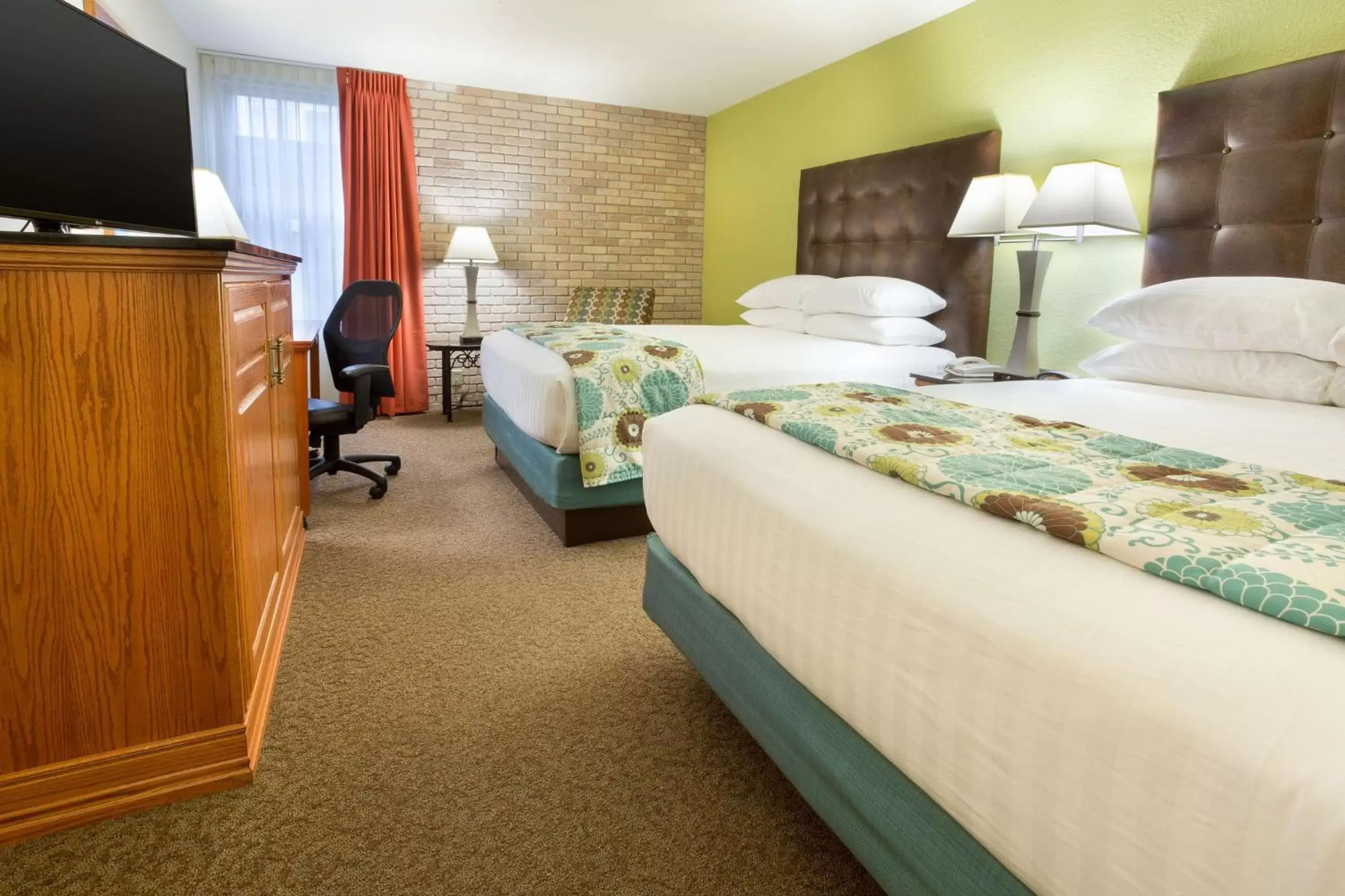 Photo of the whole room, Bed in Drury Inn & Suites McAllen