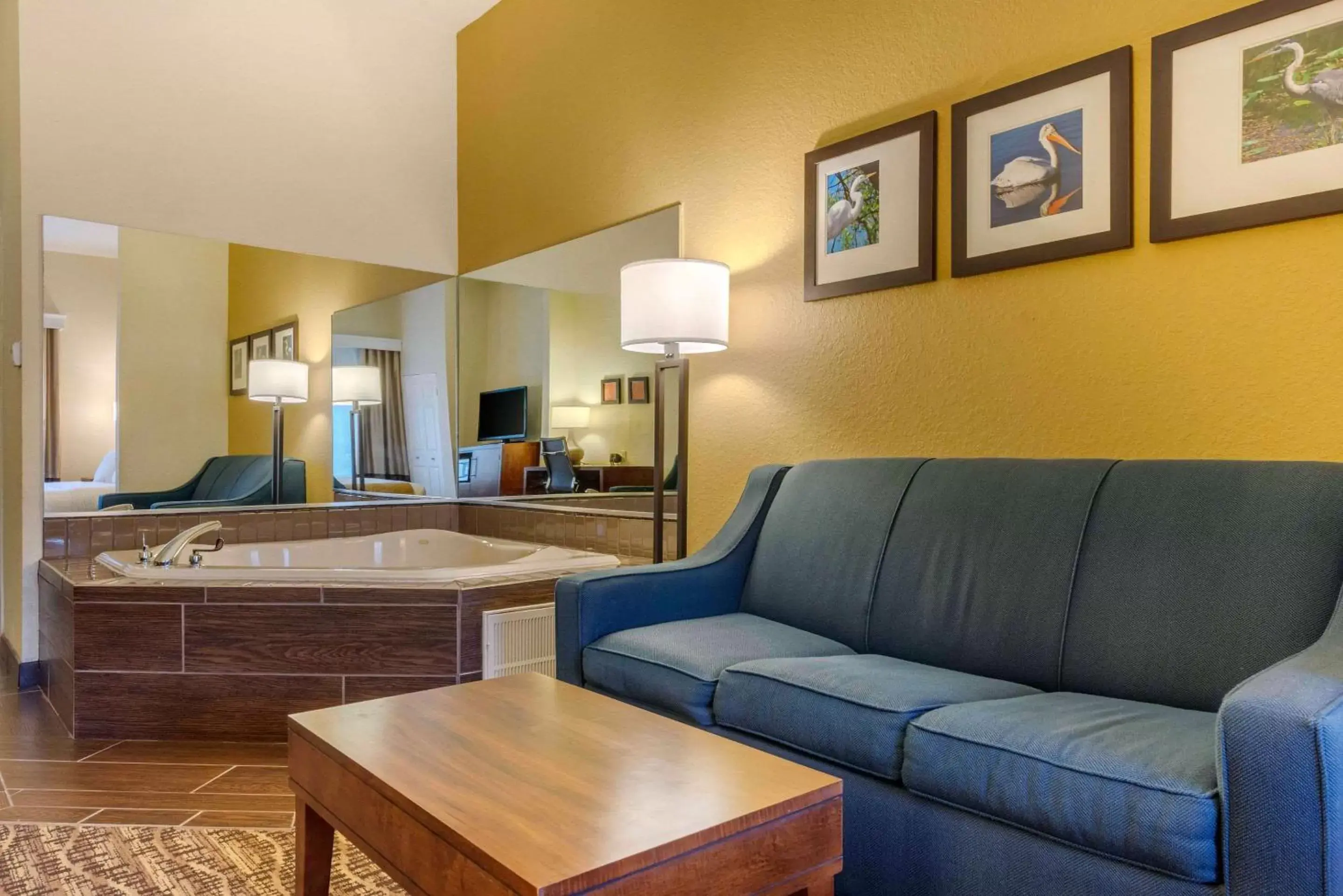 Bedroom, Seating Area in Comfort Suites The Villages