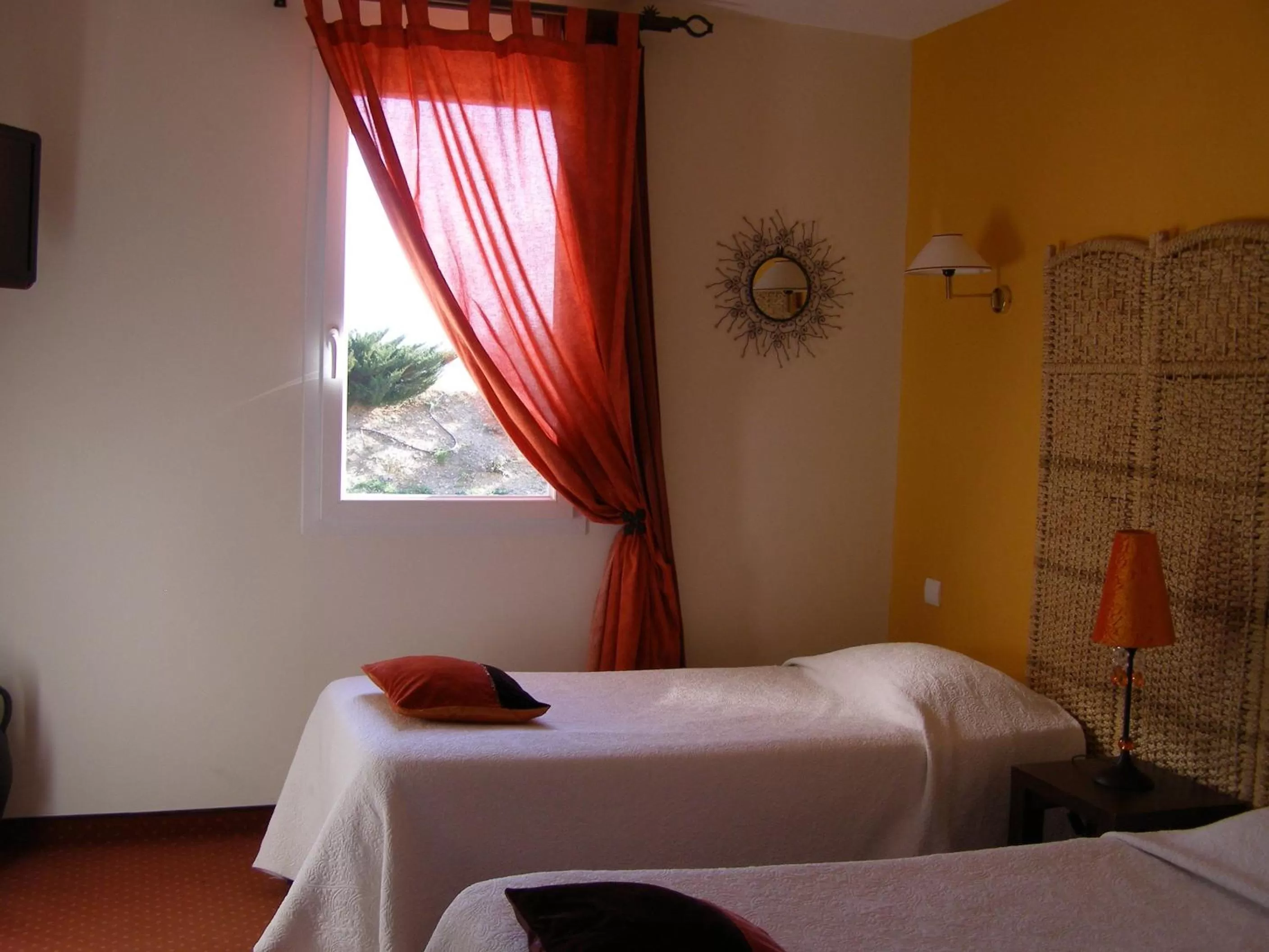 Photo of the whole room, Bed in Le Mas De Gaujac