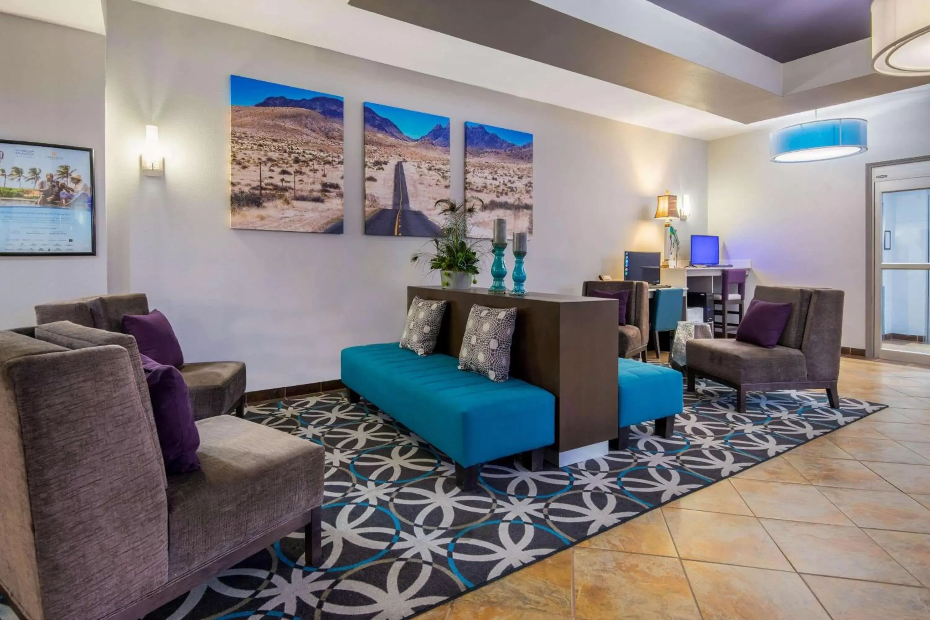 Lobby or reception, Lounge/Bar in La Quinta by Wyndham Dumas